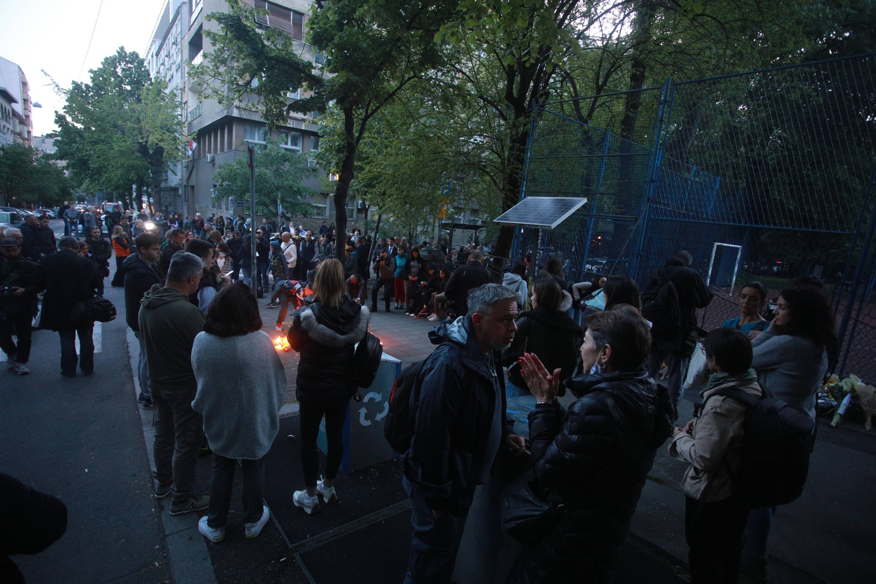 polaganje rož po streljanju na beograjski šoli