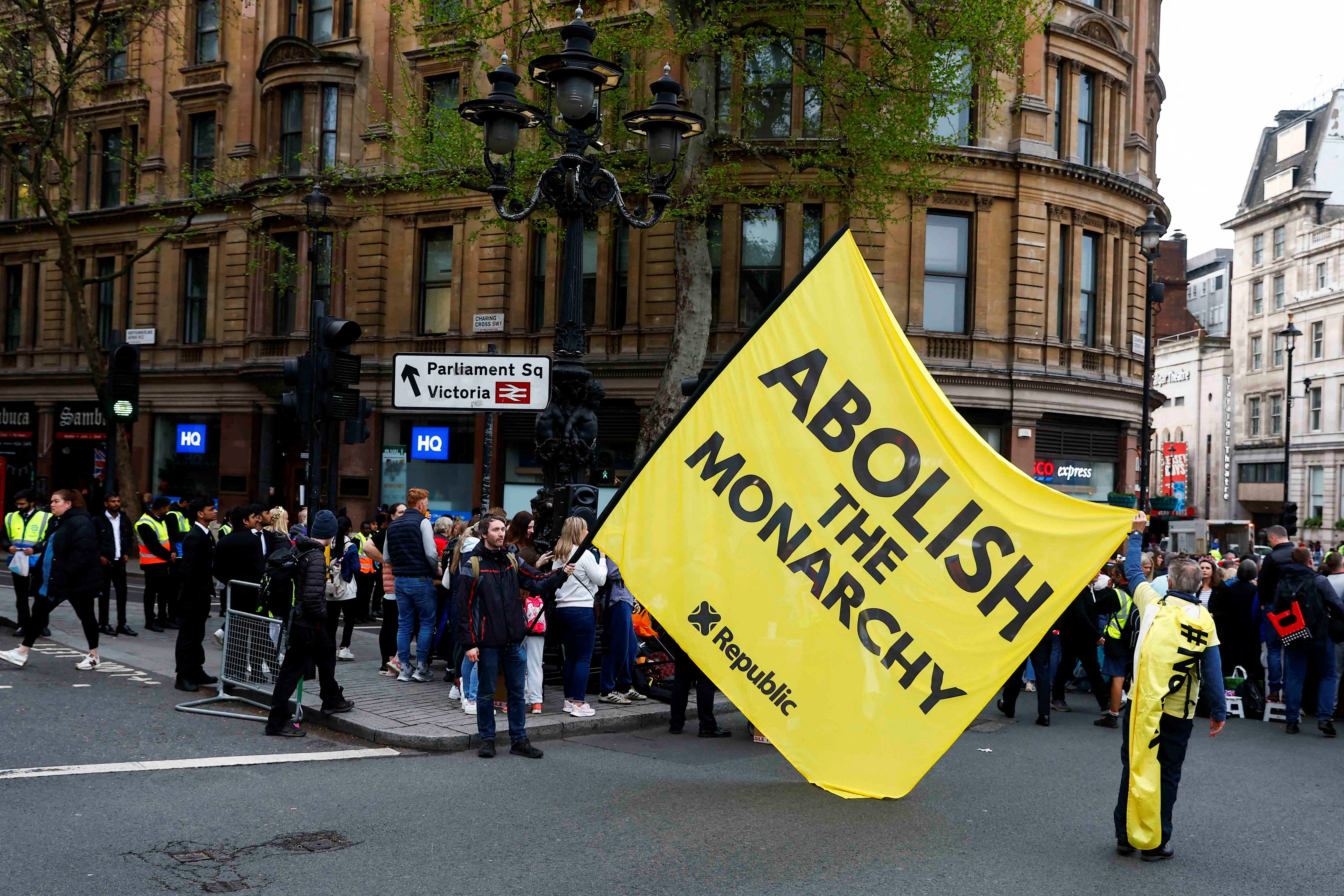 kronanje nasprotniki