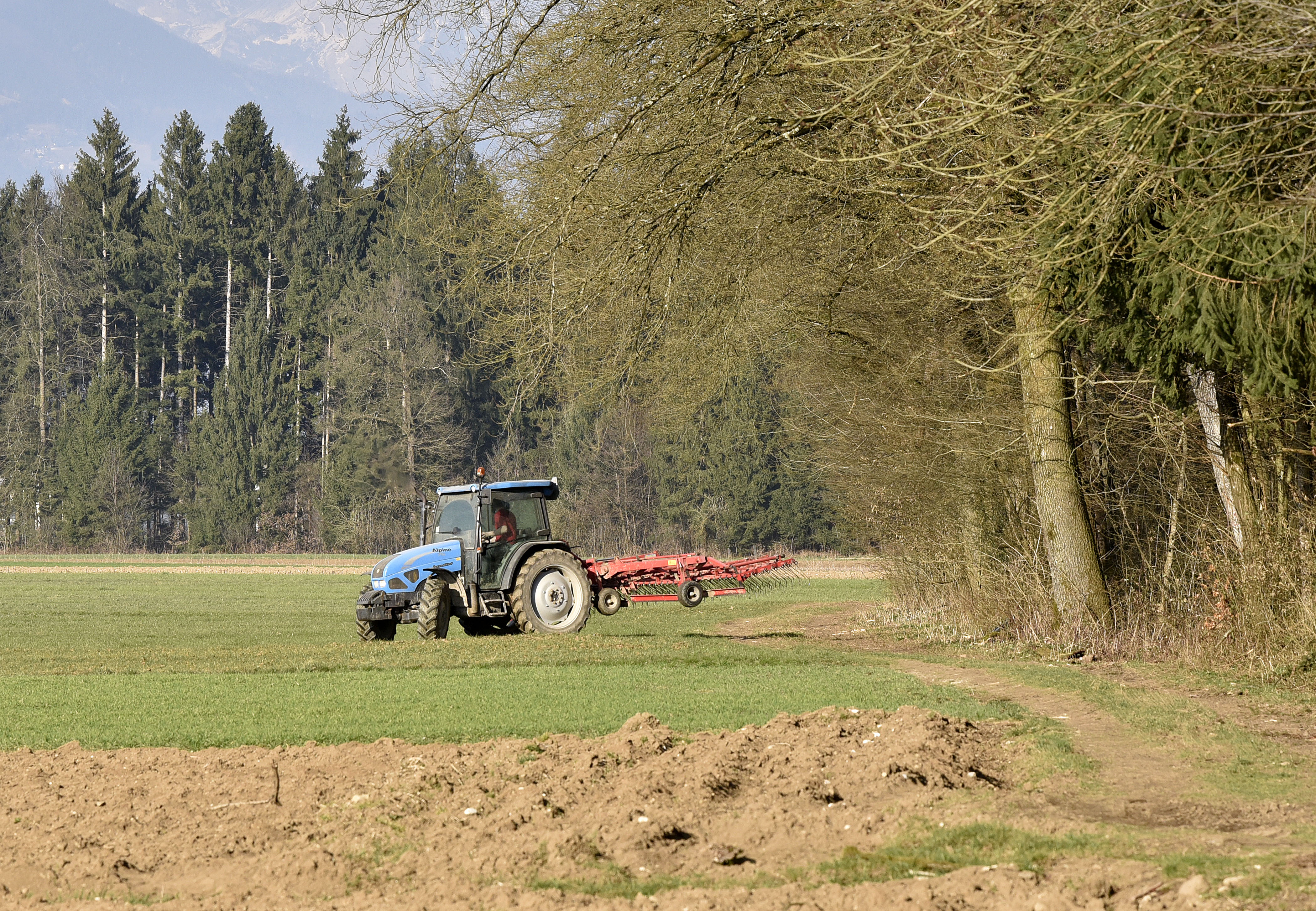 Kmetijstvo,obdelava,zemlja,politika,prekmurje,traktor,njiva,poljedelstvo