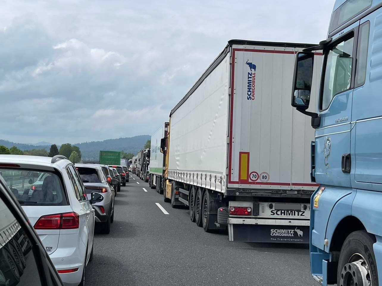 gneča,kolona, zastoj, promet, avtocesta