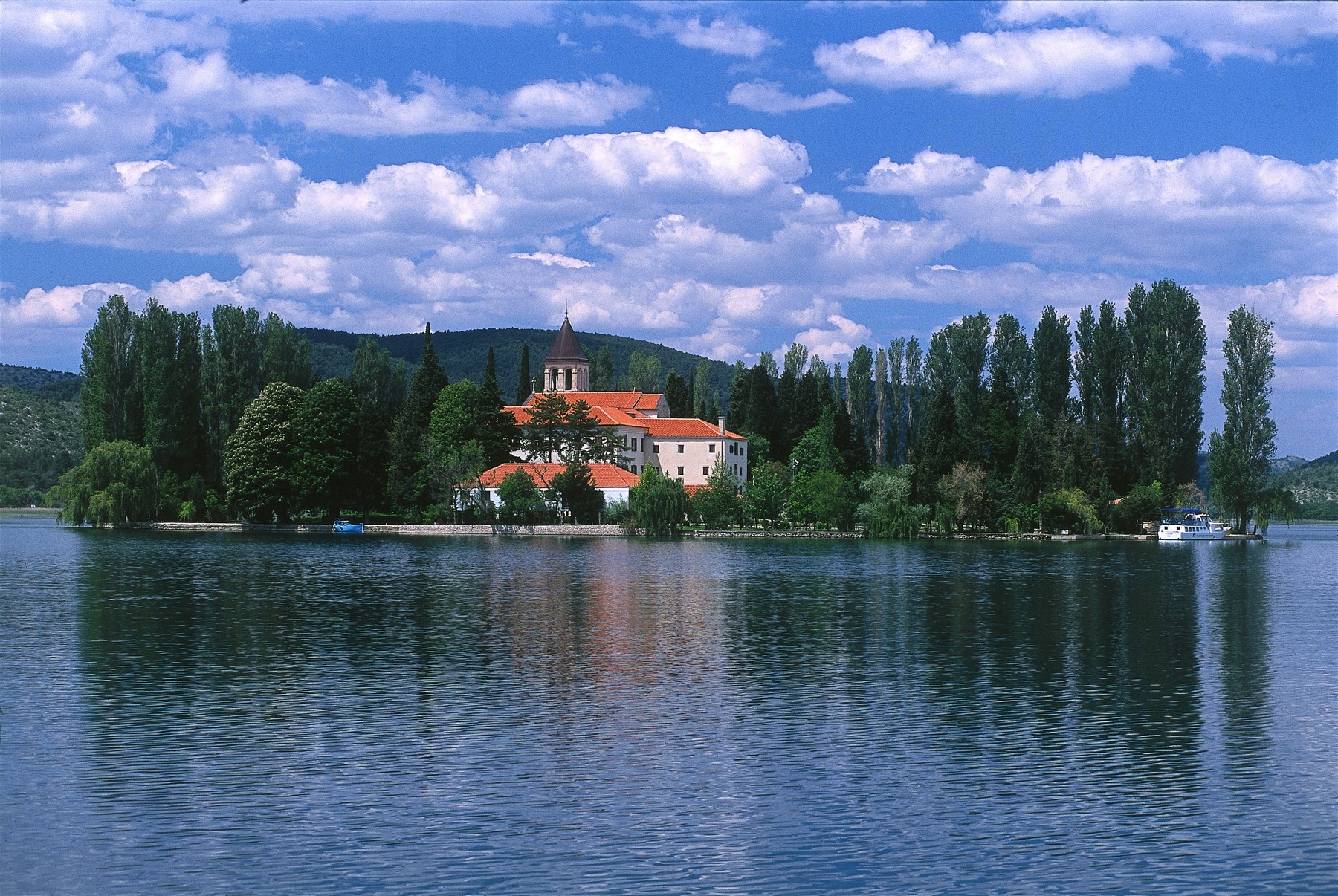 otok Visovac Hrvaška nacionalni park Krka