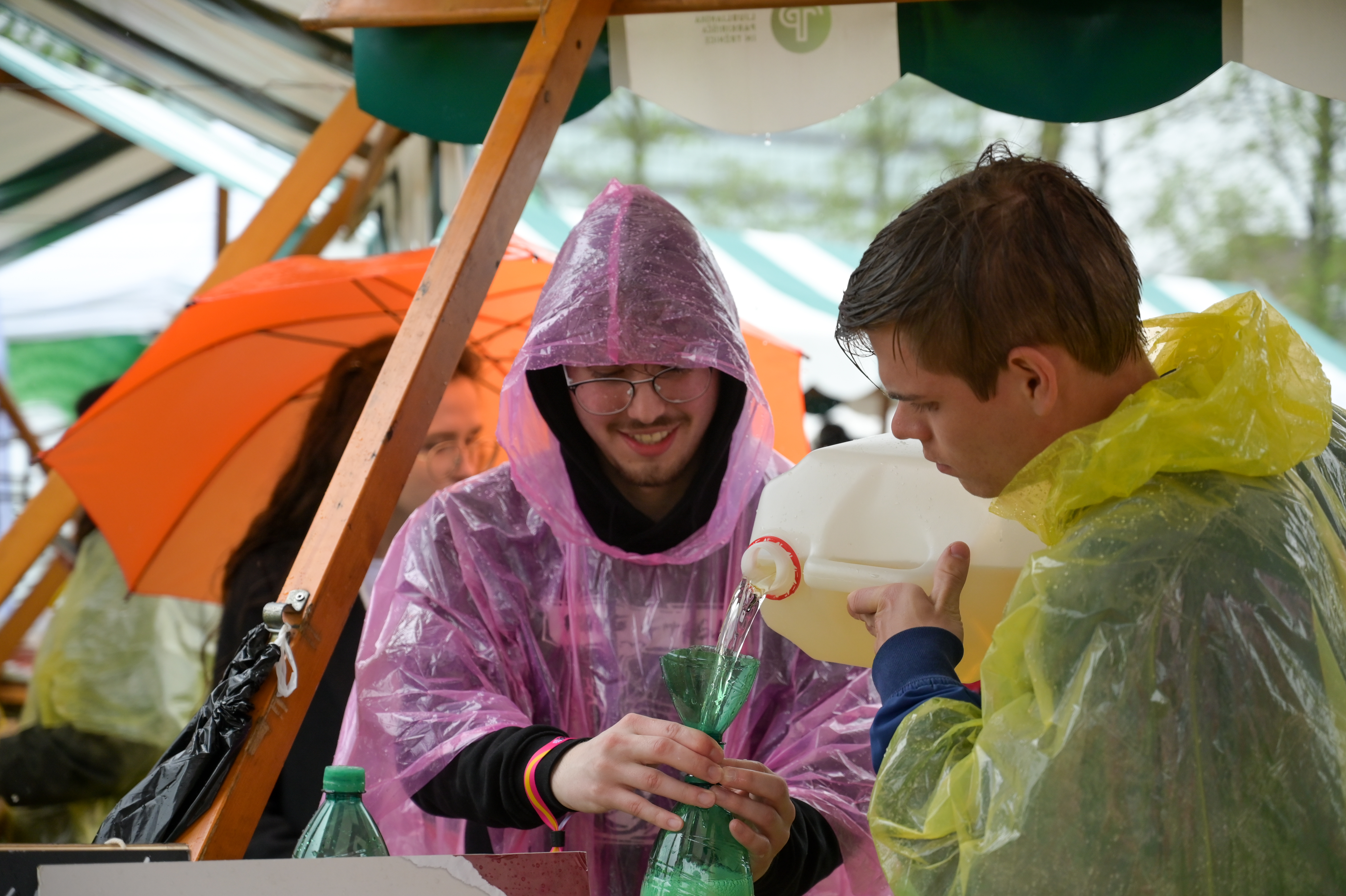 Škisova tržnica, Zabava, dež, študentje