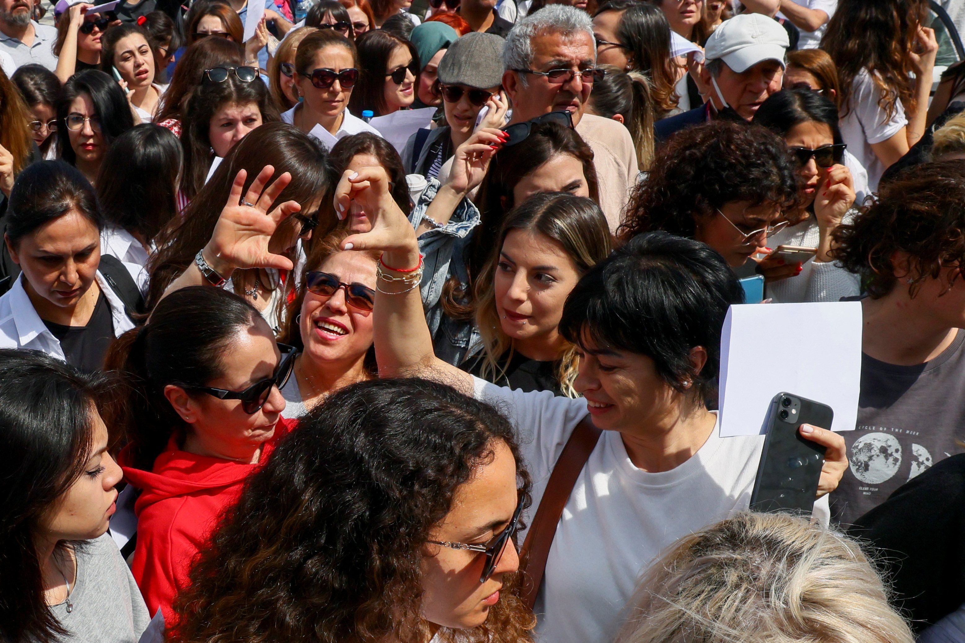 Gneča pred voliščem v Ankari (Yves Herman/REUTERS)