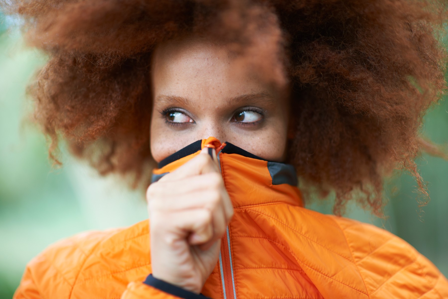 ženska skriva usta zadah vonj smrad