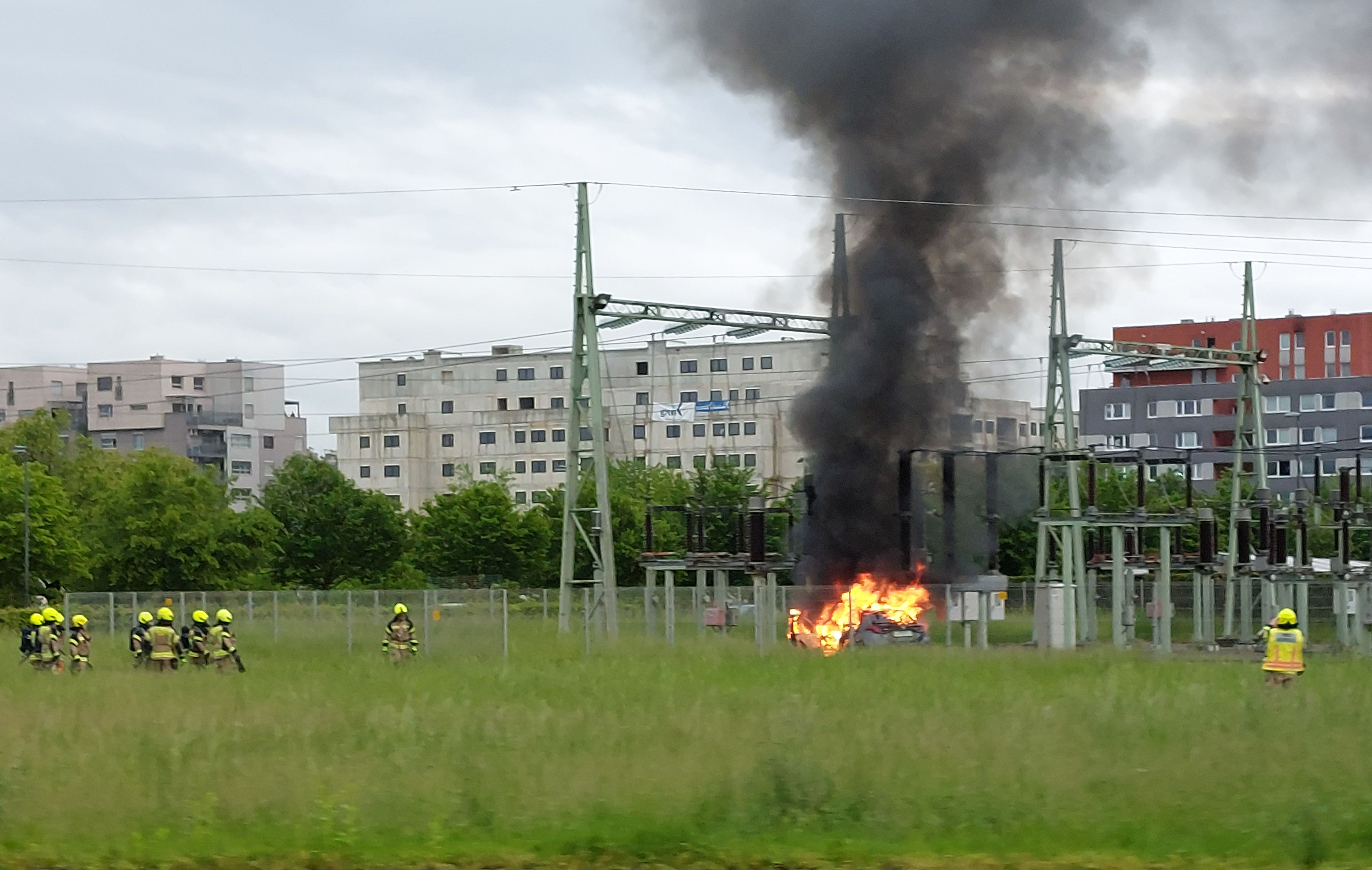 Goreč avto ob električni razdelilni postaji Žale
