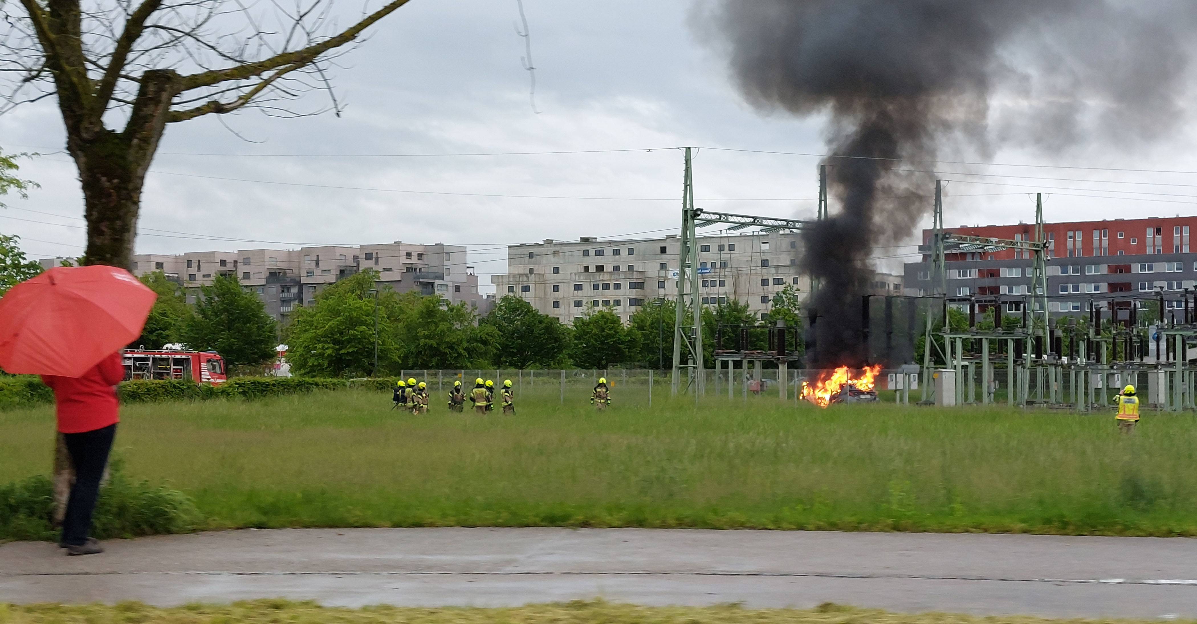 Goreč avto ob električni razdelilni postaji Žale