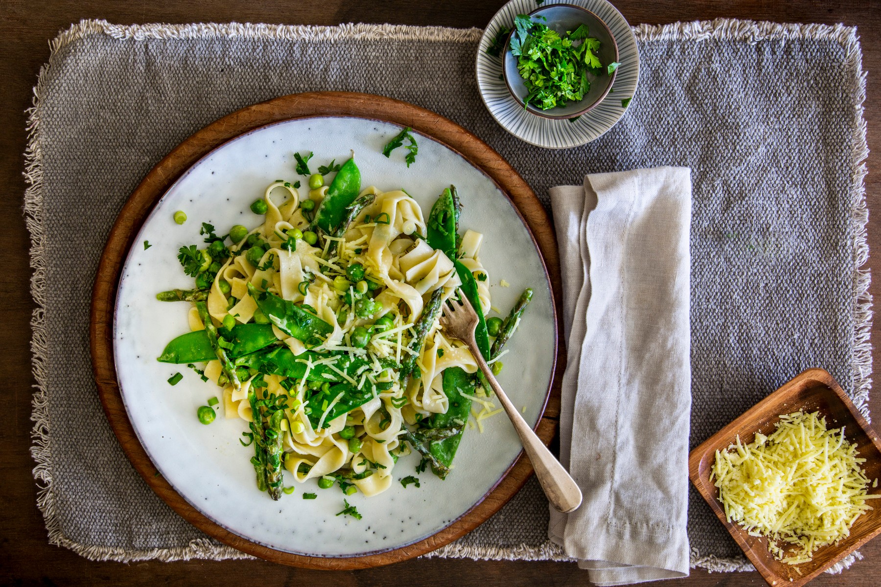 pasta primavera, šparglji, testenine, grah