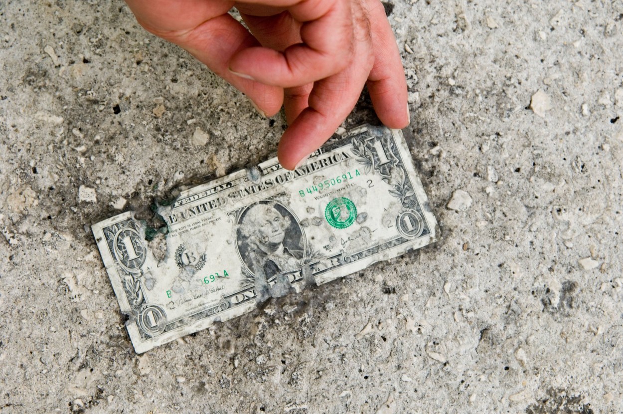 dolar,bankovec,denar,umazanija,zda,amerika,pločnik,beton,dolg,posojilo