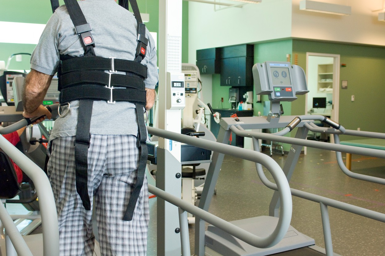 moški,rehabilitacija,hoja,bolnica,bolnišnica,zdravstvo,fizioterapija