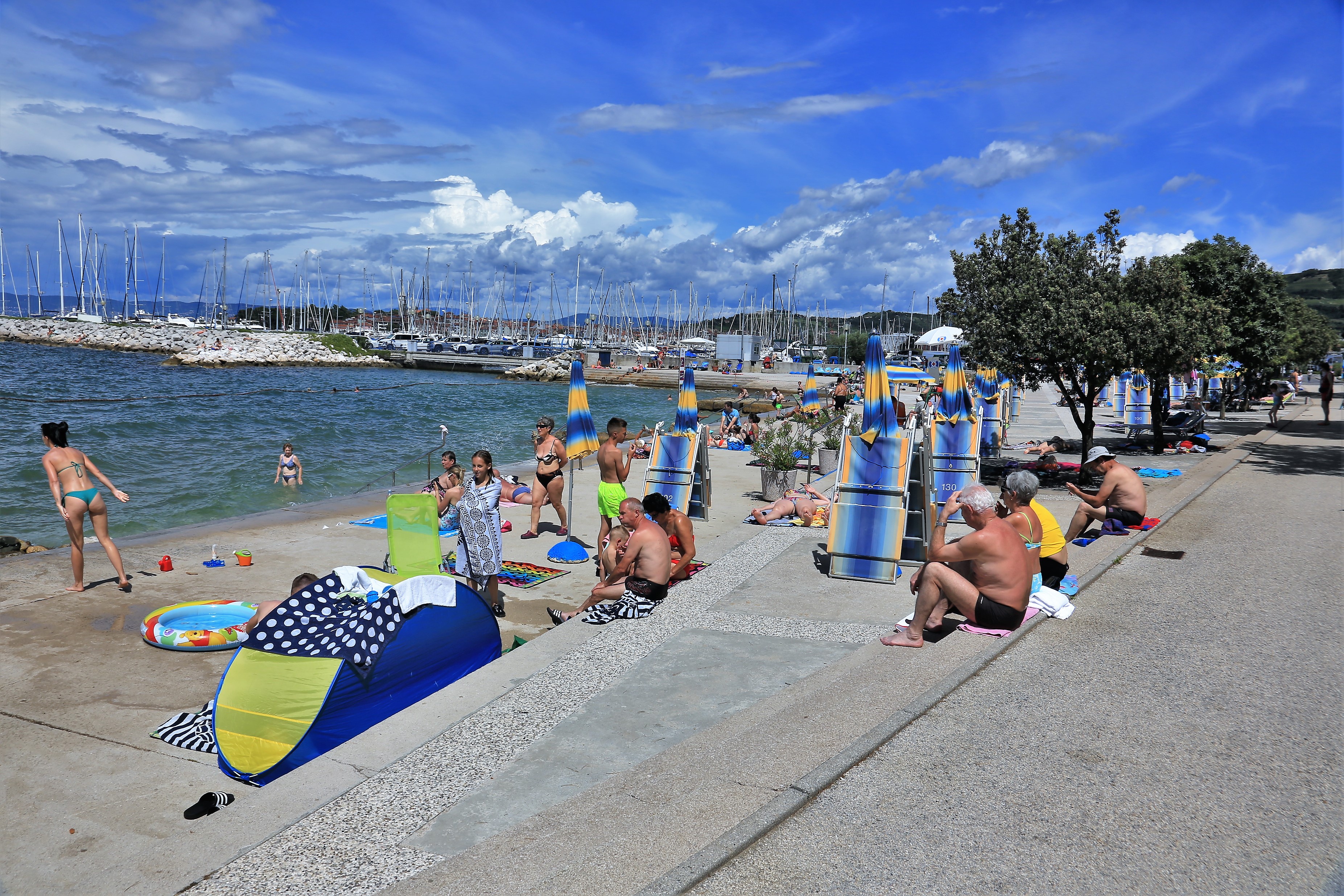 Upokojenci, letni regres, dopust, Izola, morje, plaža, poletje