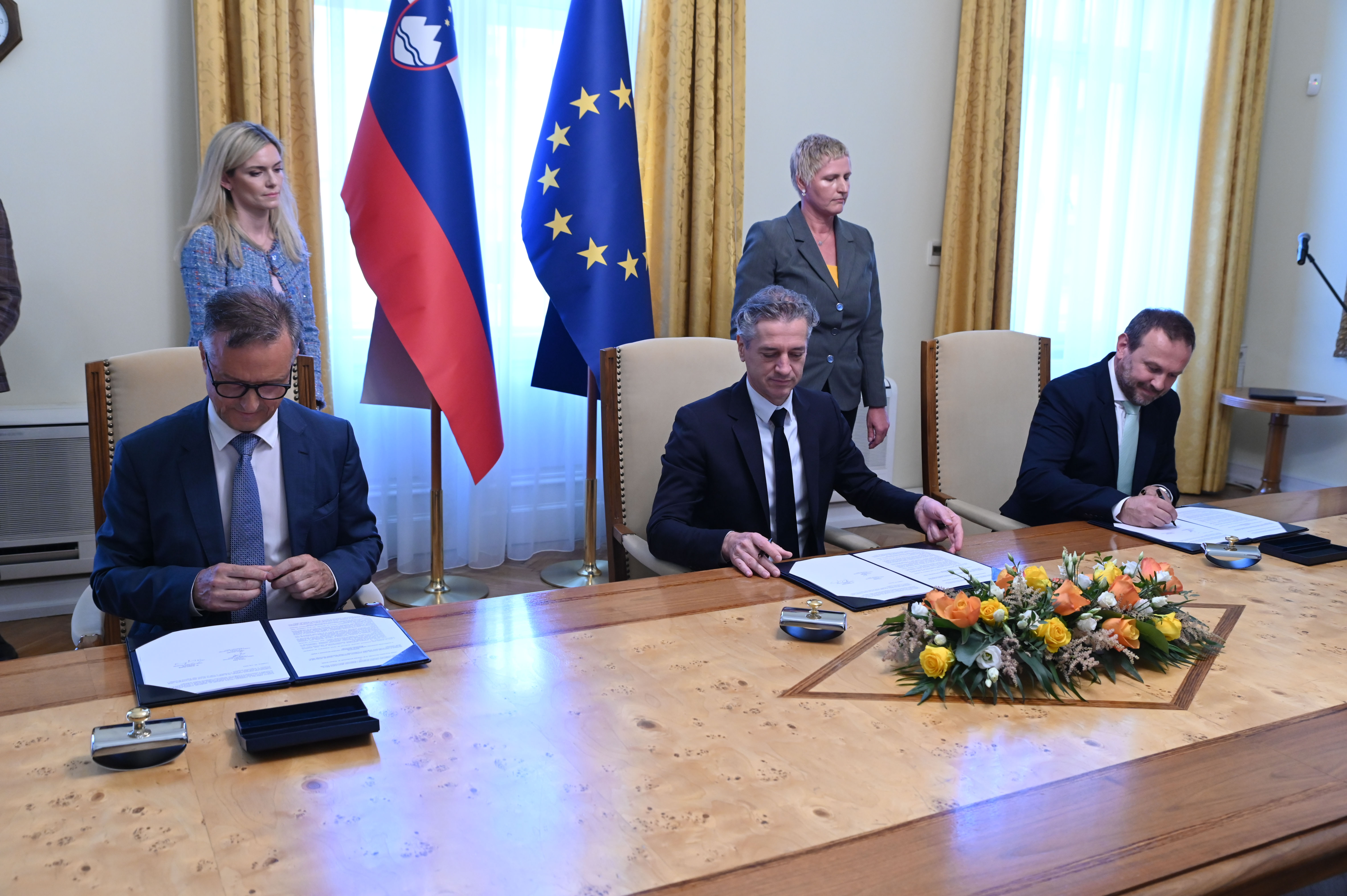 Predsednik vlade Robert Golob  poslanca italijanske in madžarske narodne skupnosti Felice Žiža in Ferenc Horvath podpis dogovor sodelovanje