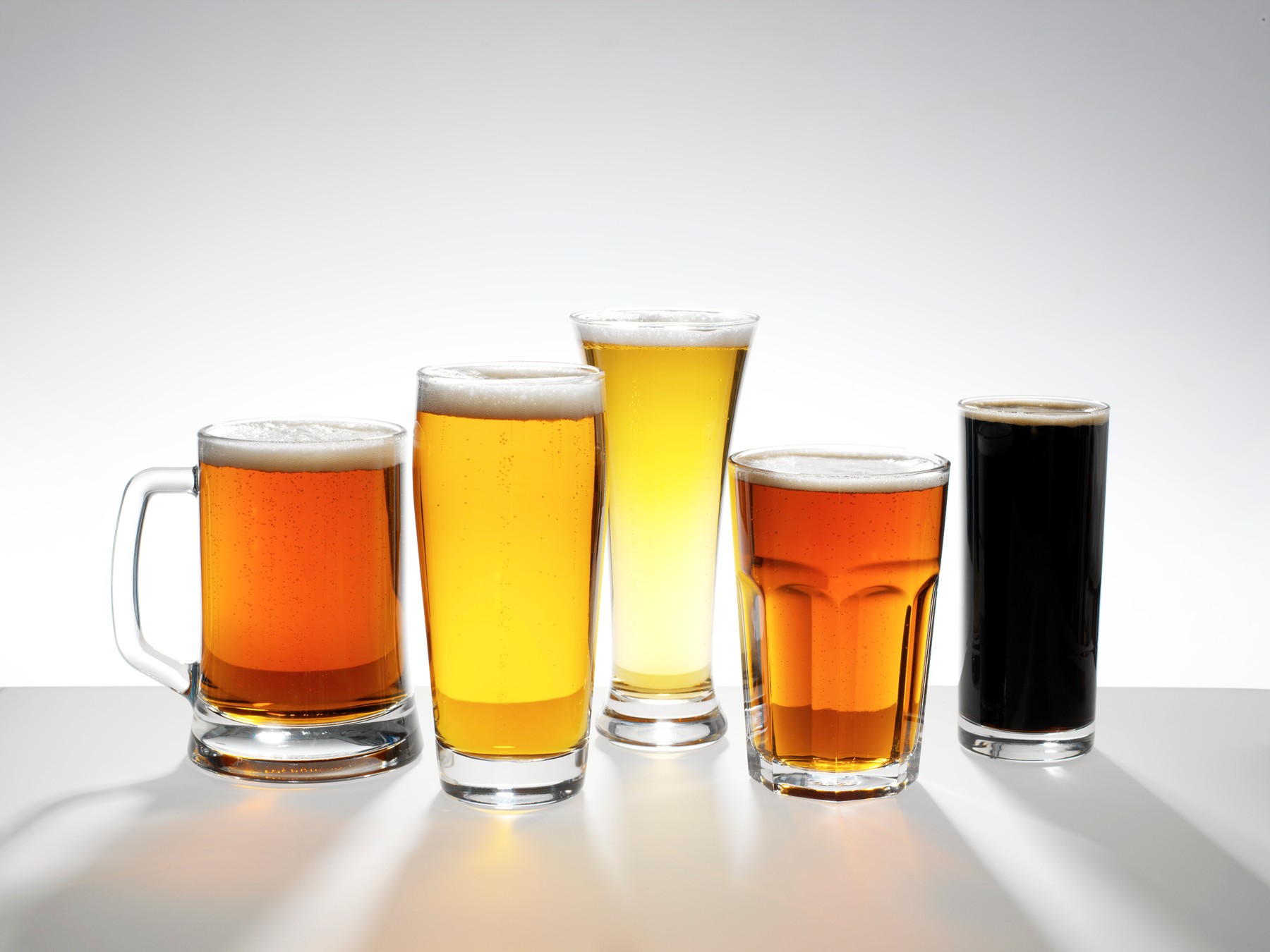 svetlo temno pivo v kozarcu