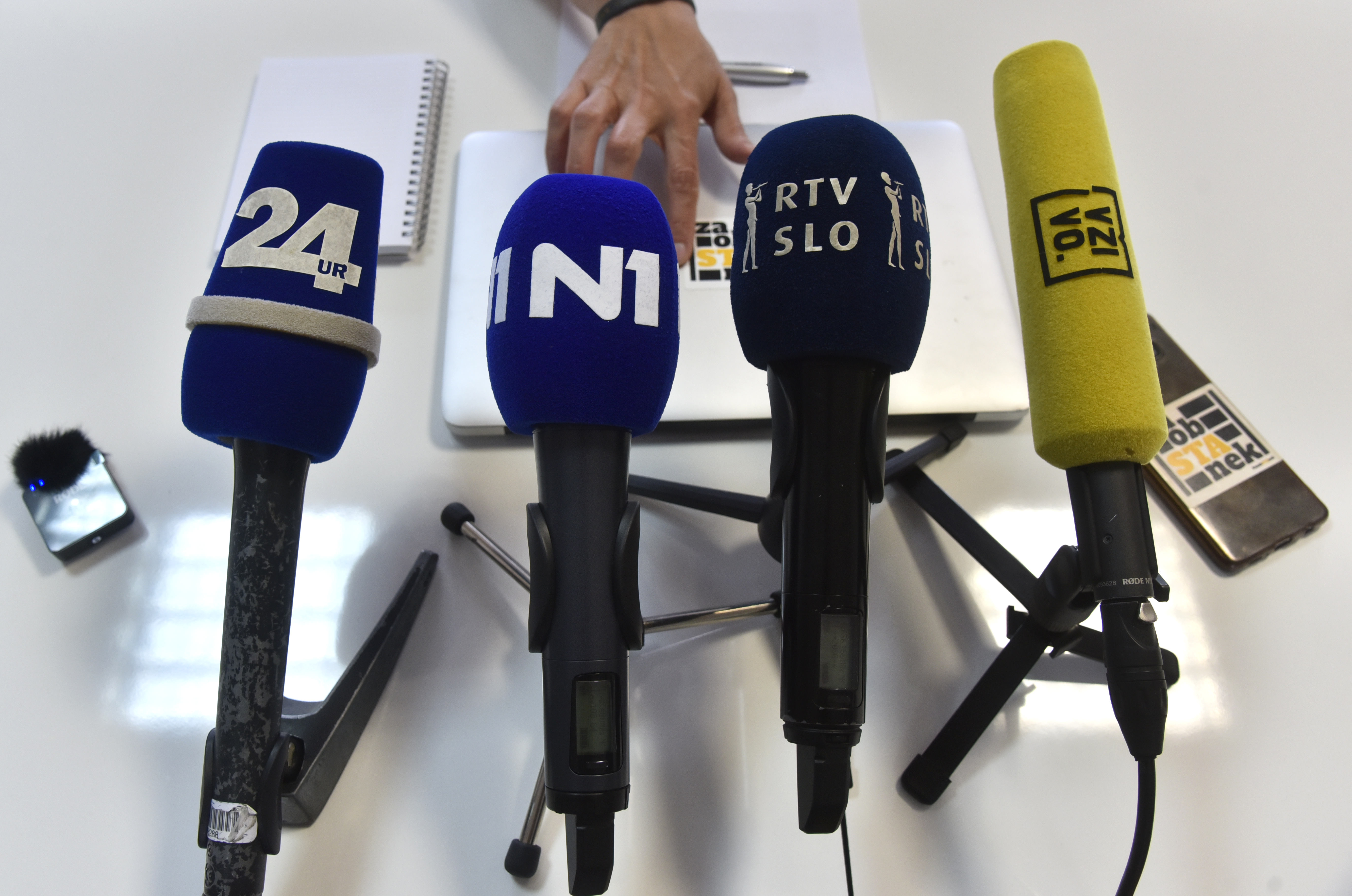 Mikrofoni slovenskih medijskih hiš