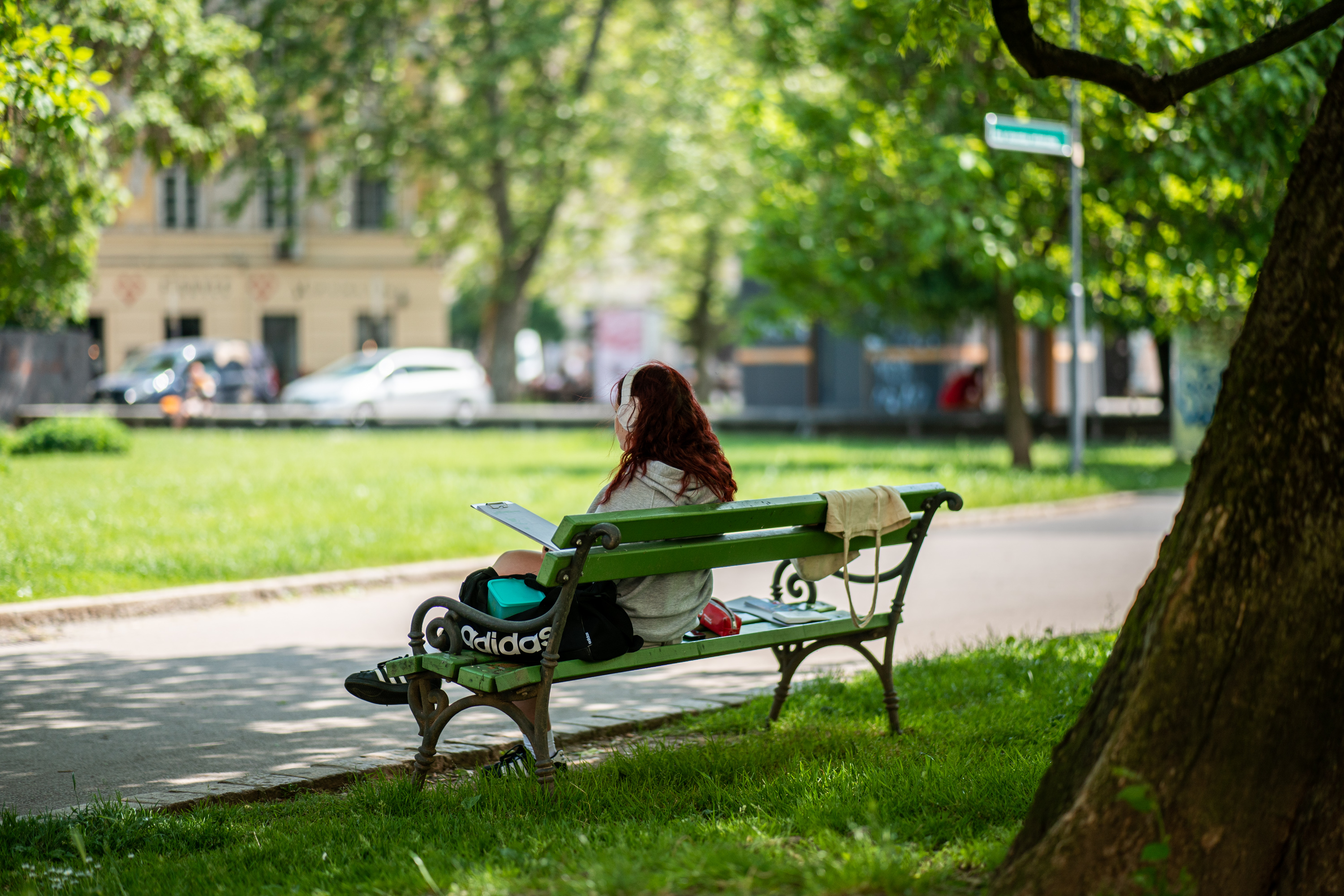 Branje, klopca, park, Ljubljana, klop, sedenje v parku, študentka