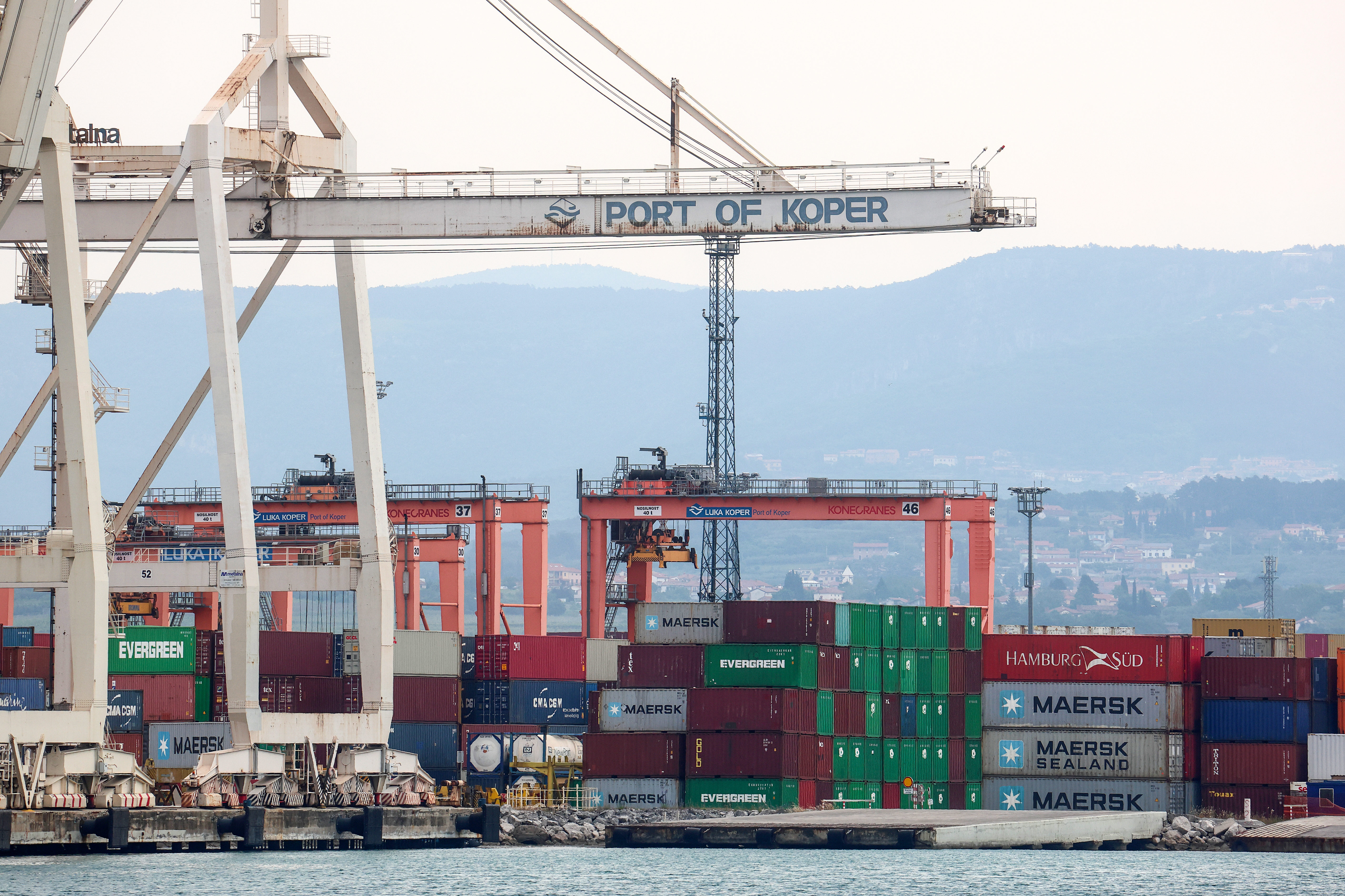 Luka Koper, pristanišče, tovor, kontejnerji, ladje, žerjav