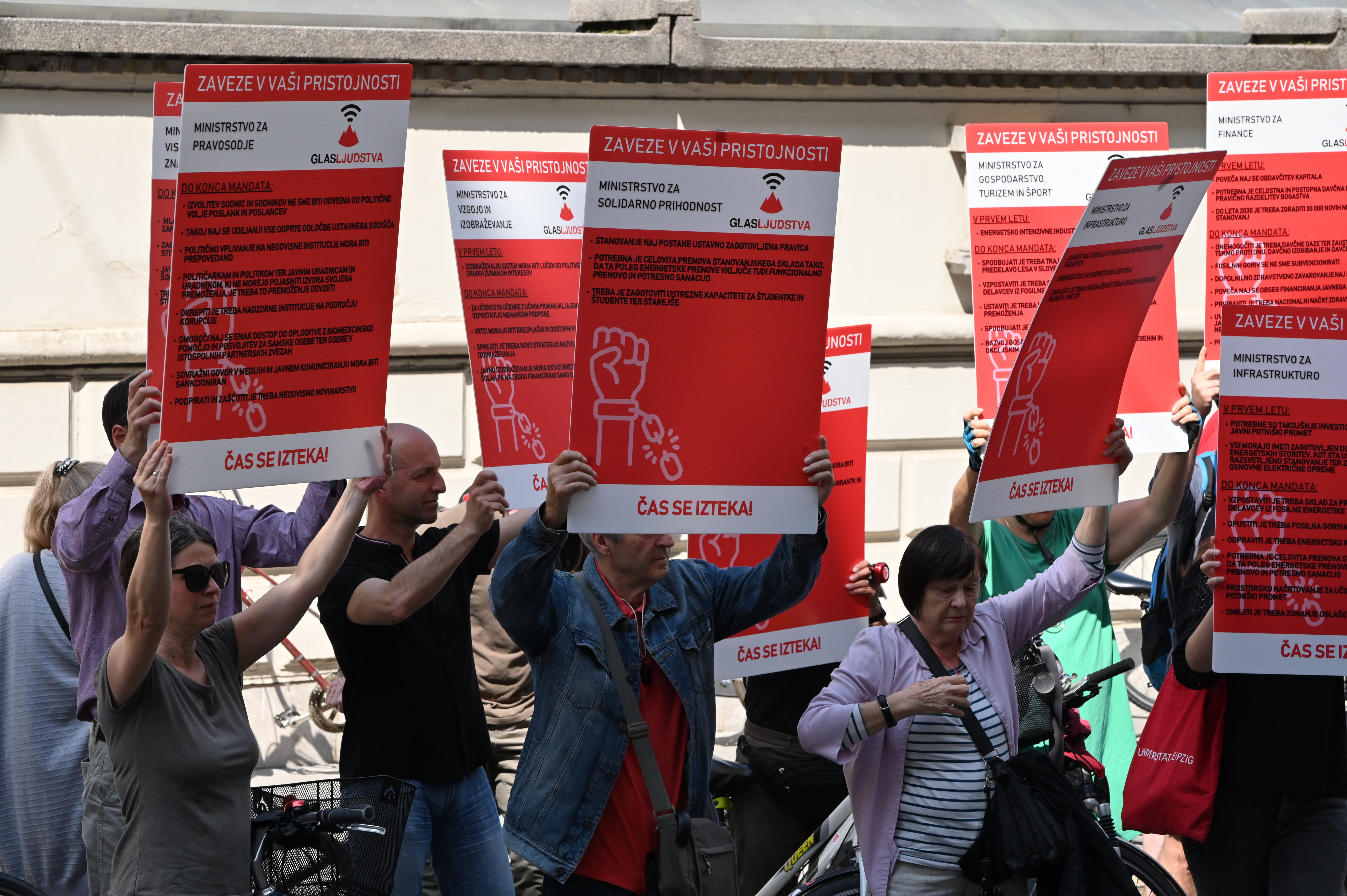 Opozorilno kolesarjenje ob prvi obletnici vlade