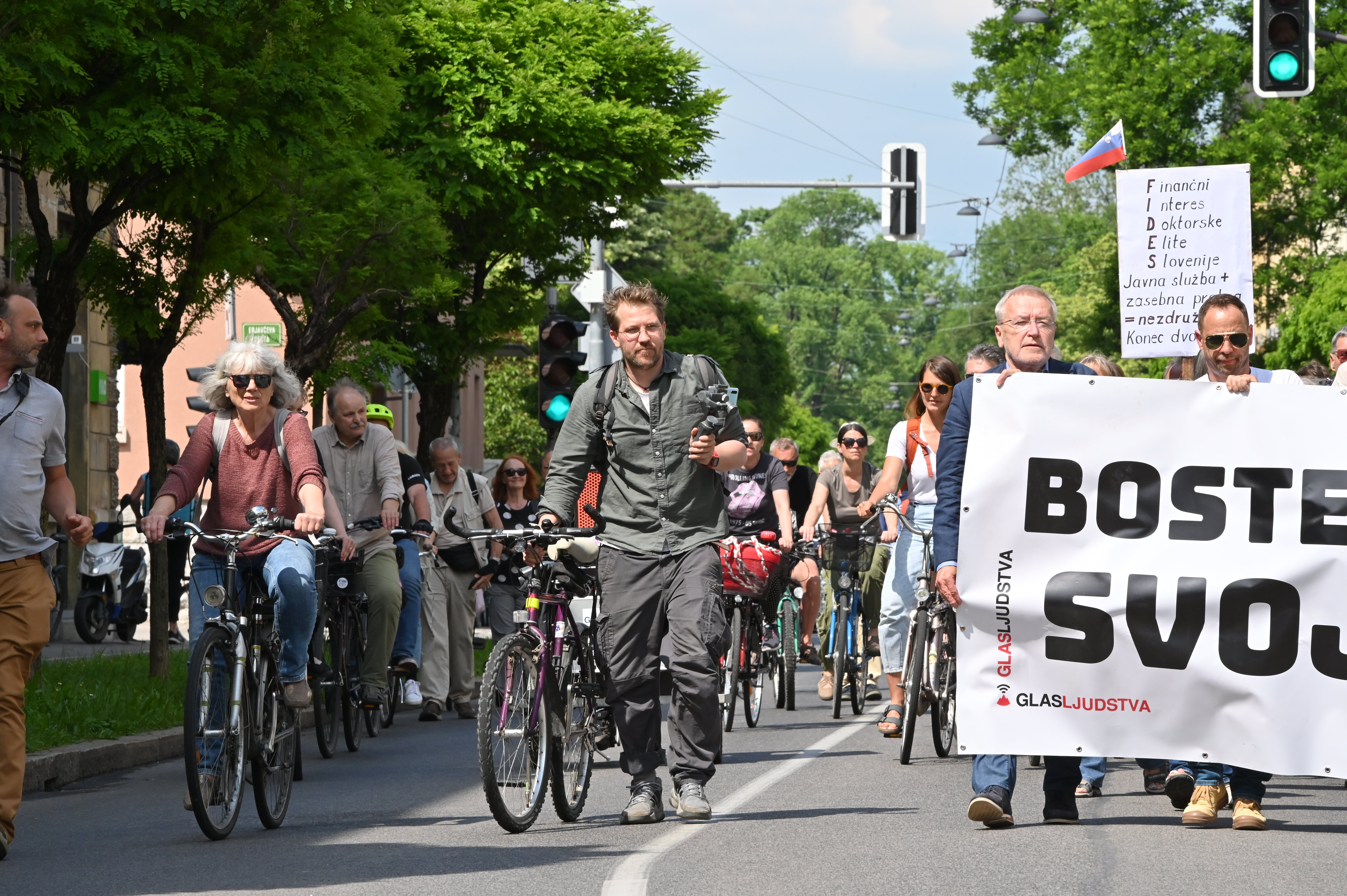 Opozorilno kolesarjenje ob prvi obletnici vlade