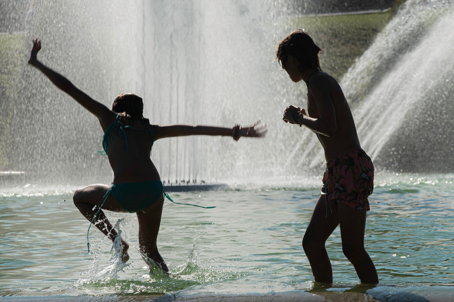 Osvežitev v fontani Trocadero, ki stoji pred Eifflovim stolpom v Parizu. (PROFIMEDIA)