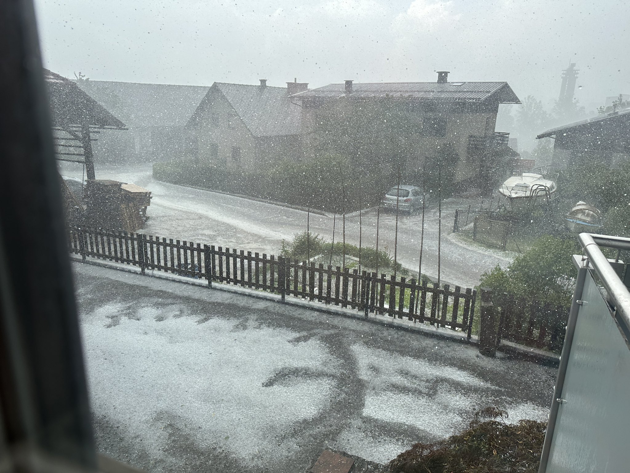 Toča v Medvodah (Vir: Miša Hrovat/Twitter)