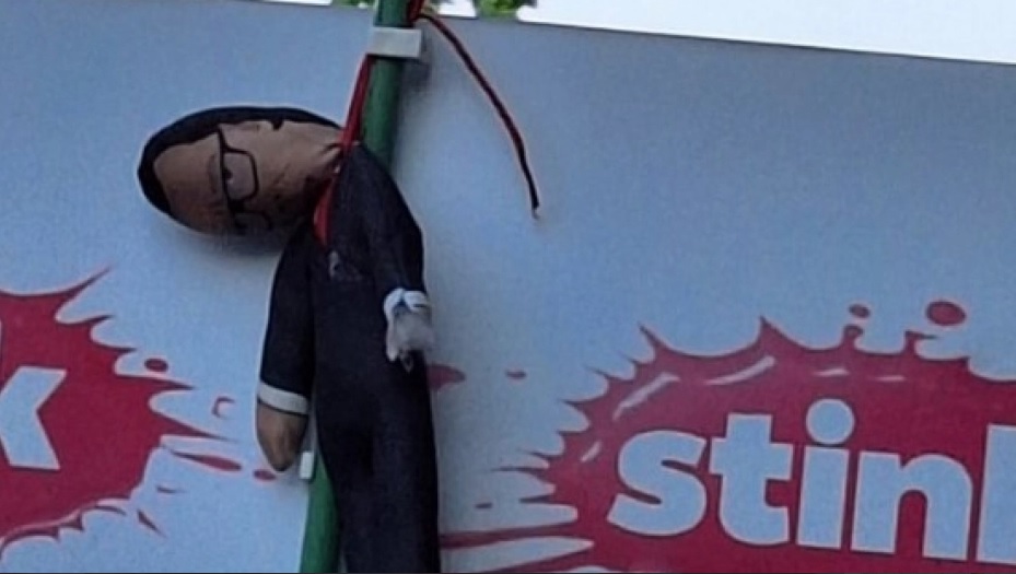 lutka obešenega vučića, protesti, srbija