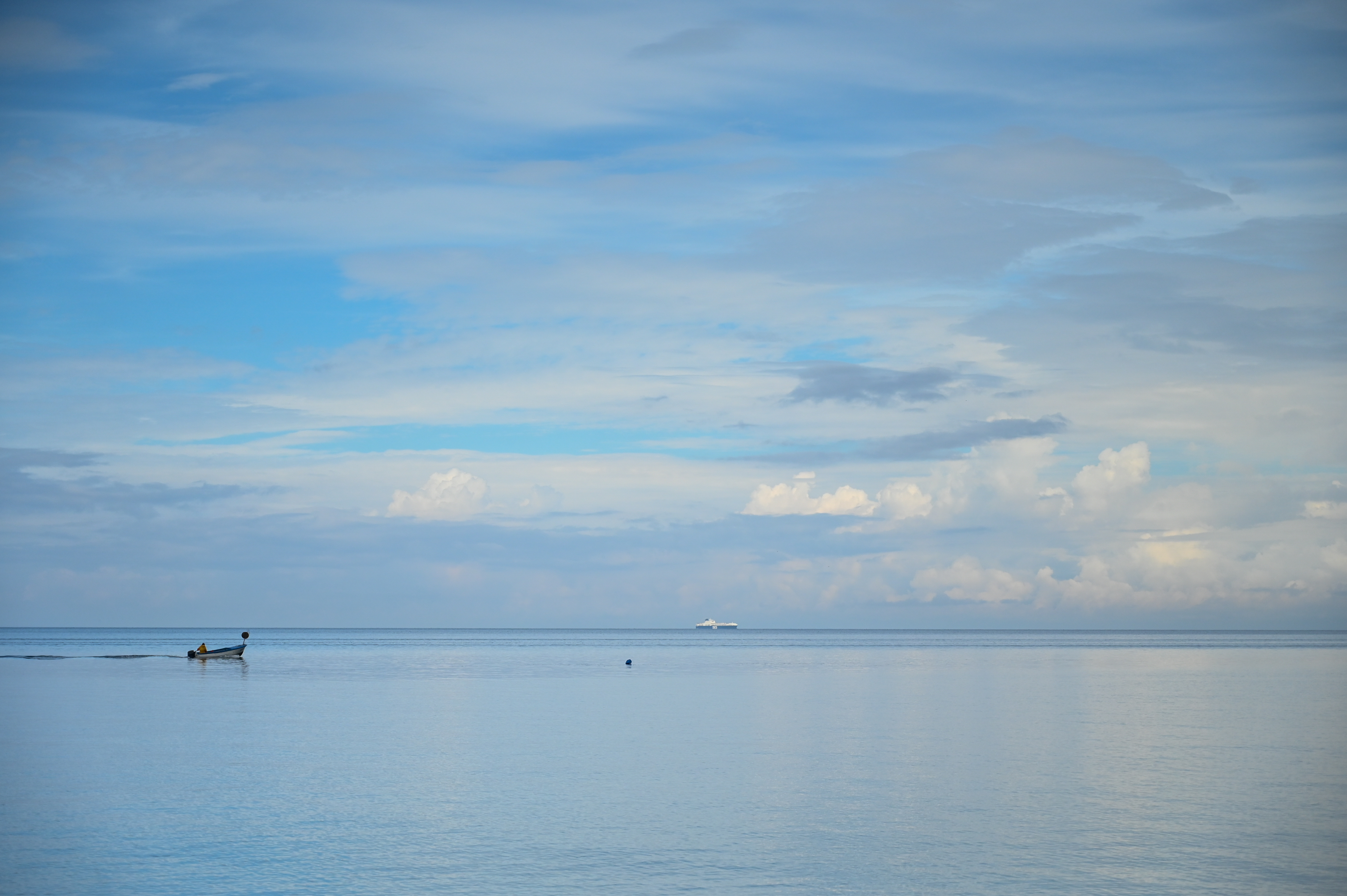 morje, obala, ribič, oblaki, oblačno, oblak, boja, ribiči, voda, mirno morje, slovenska obala, slovensko morje, jasno, delno jasno