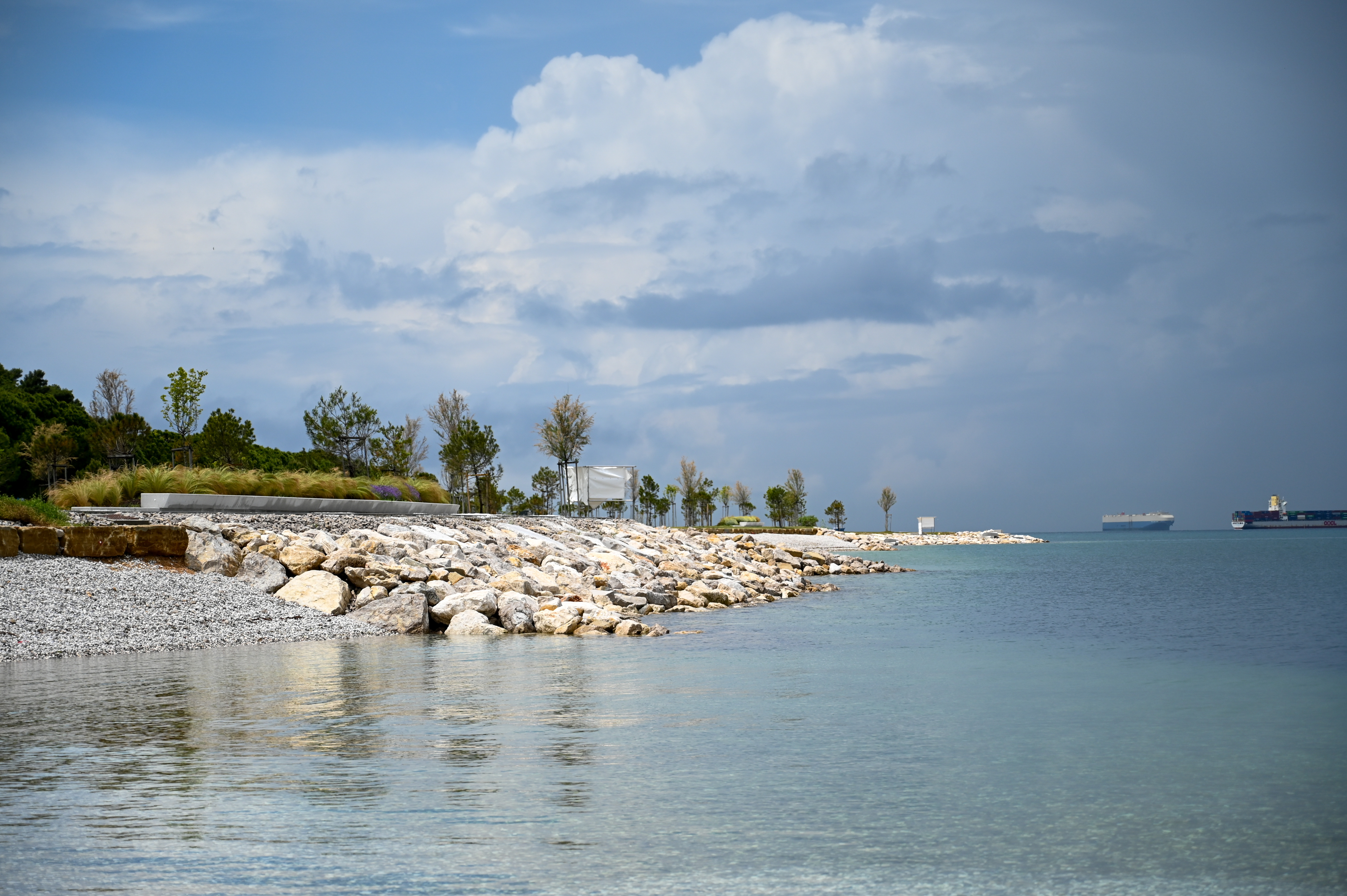 obala, morje, kamen, skala, kamni, skale, plaža, poletje, slovenska obala, ladja, oblaki, oblačno, oblak, jasno delno jasno