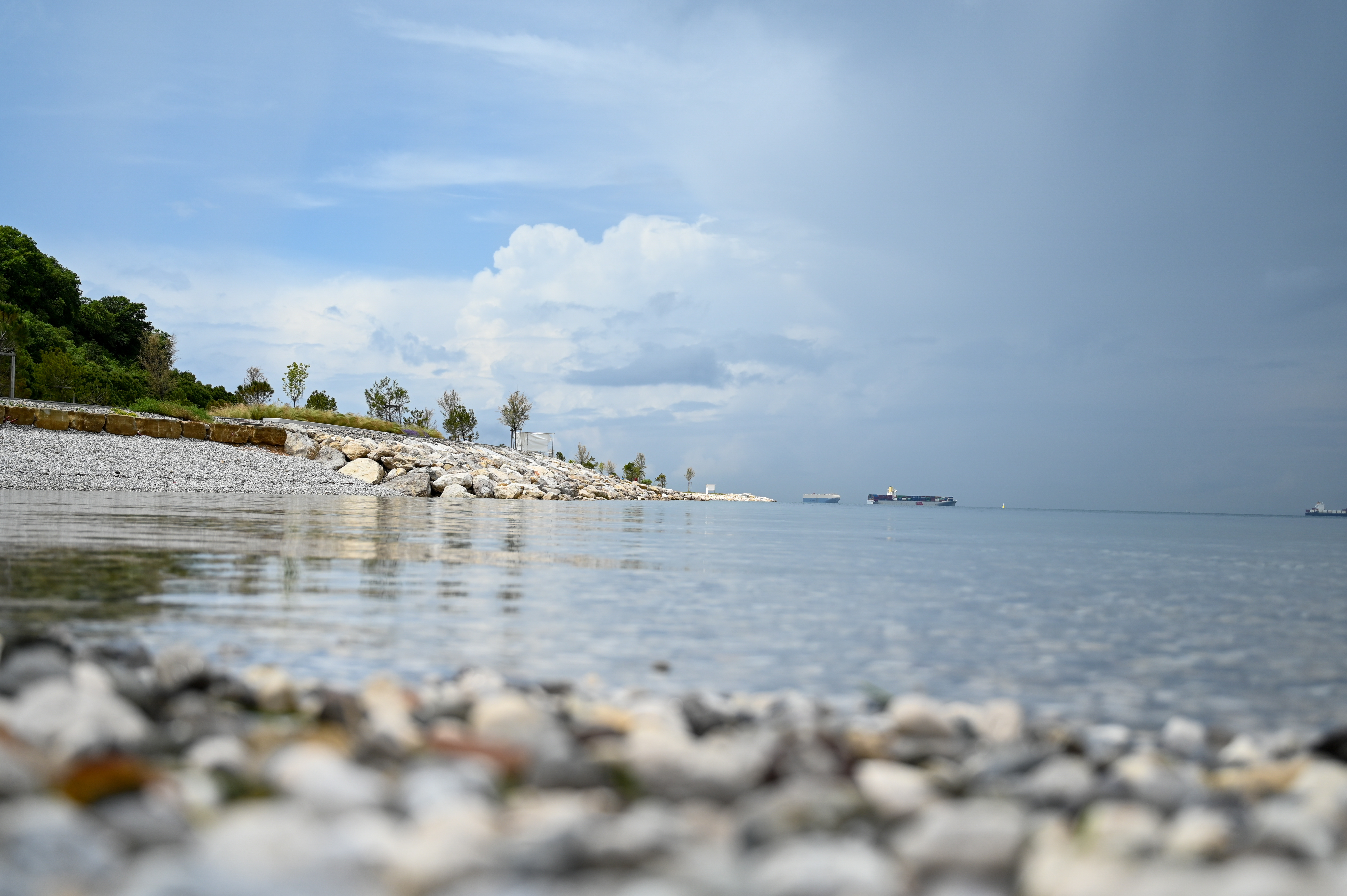 Kamnita plaža, plaža, morje, obala, kamen, kamenčki, kamenček, mirno morje, poletje, slovenska obala, slovensko morje, ladja, jasno, delno jasno, oblačno, nevihta