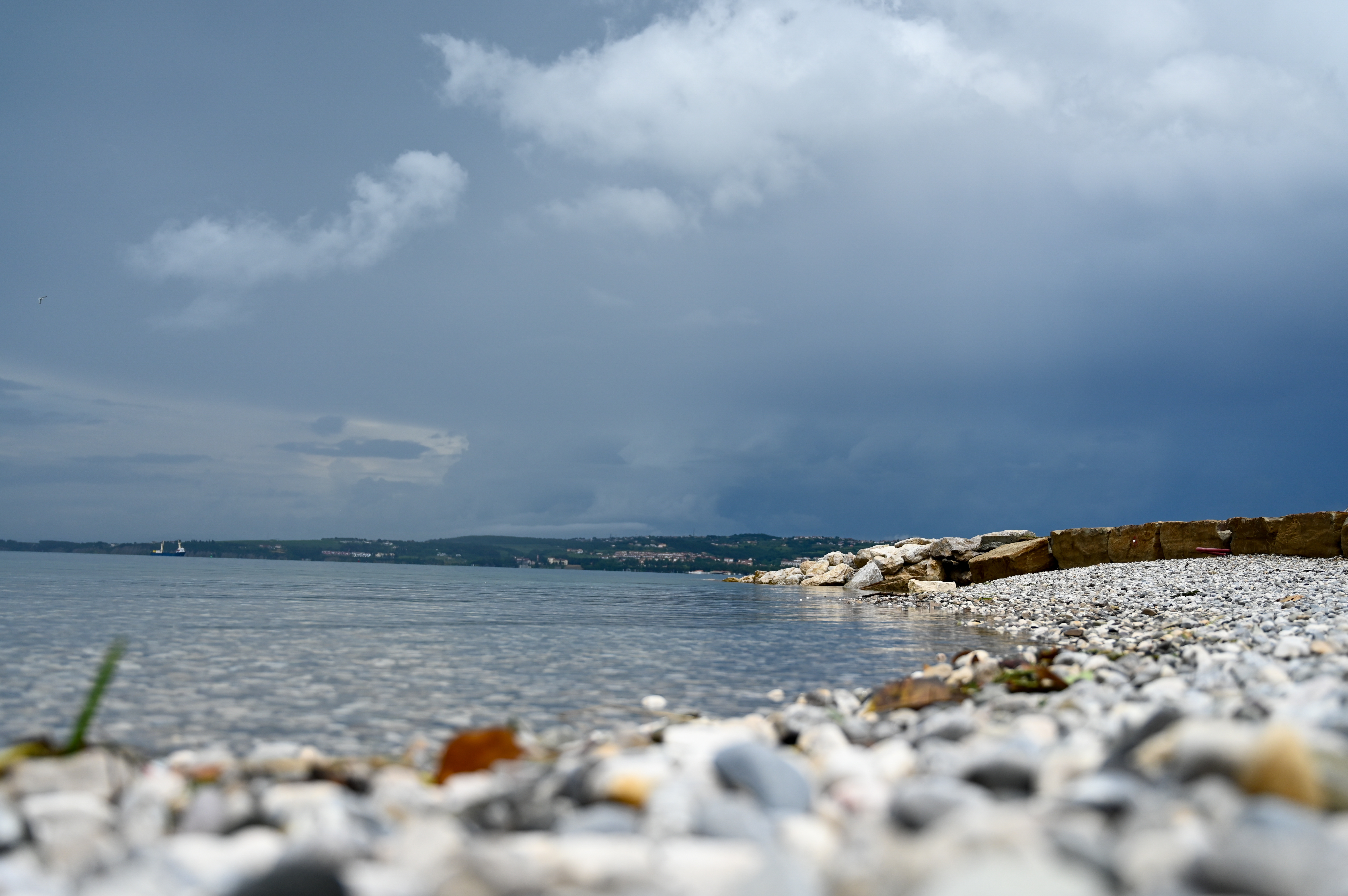 Kamnita plaža, plaža, morje, obala, kamen, kamni, kamenčki, kamenček, mirno morje, poletje, slovenska obala, slovensko morje, jasno, delno jasno, oblačno, nevihta