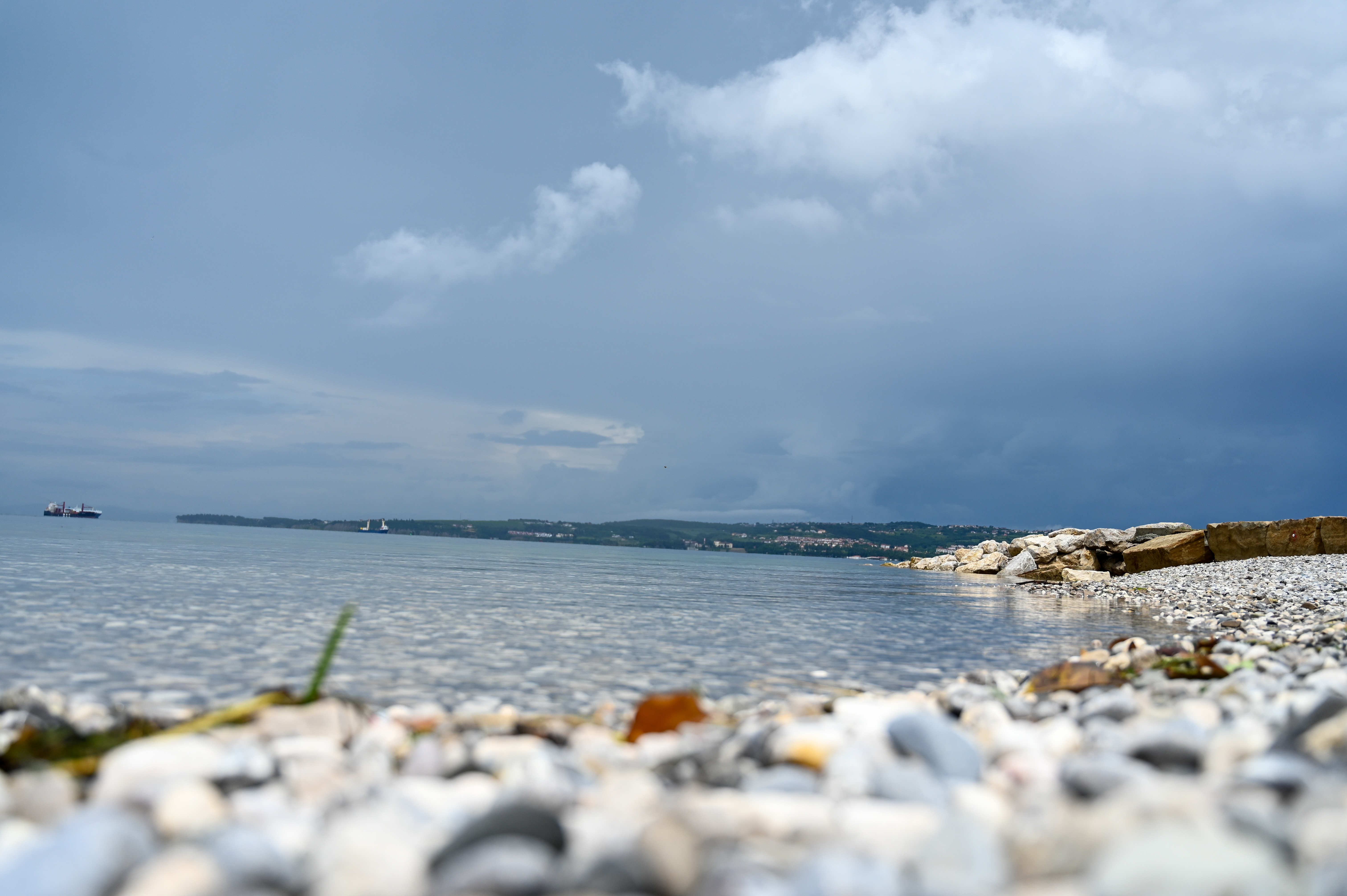 Kamnita plaža, plaža, morje, obala, kamen, kamni, kamenčki, kamenček, mirno morje, poletje, slovenska obala, slovensko morje, jasno, delno jasno, oblačno, nevihta