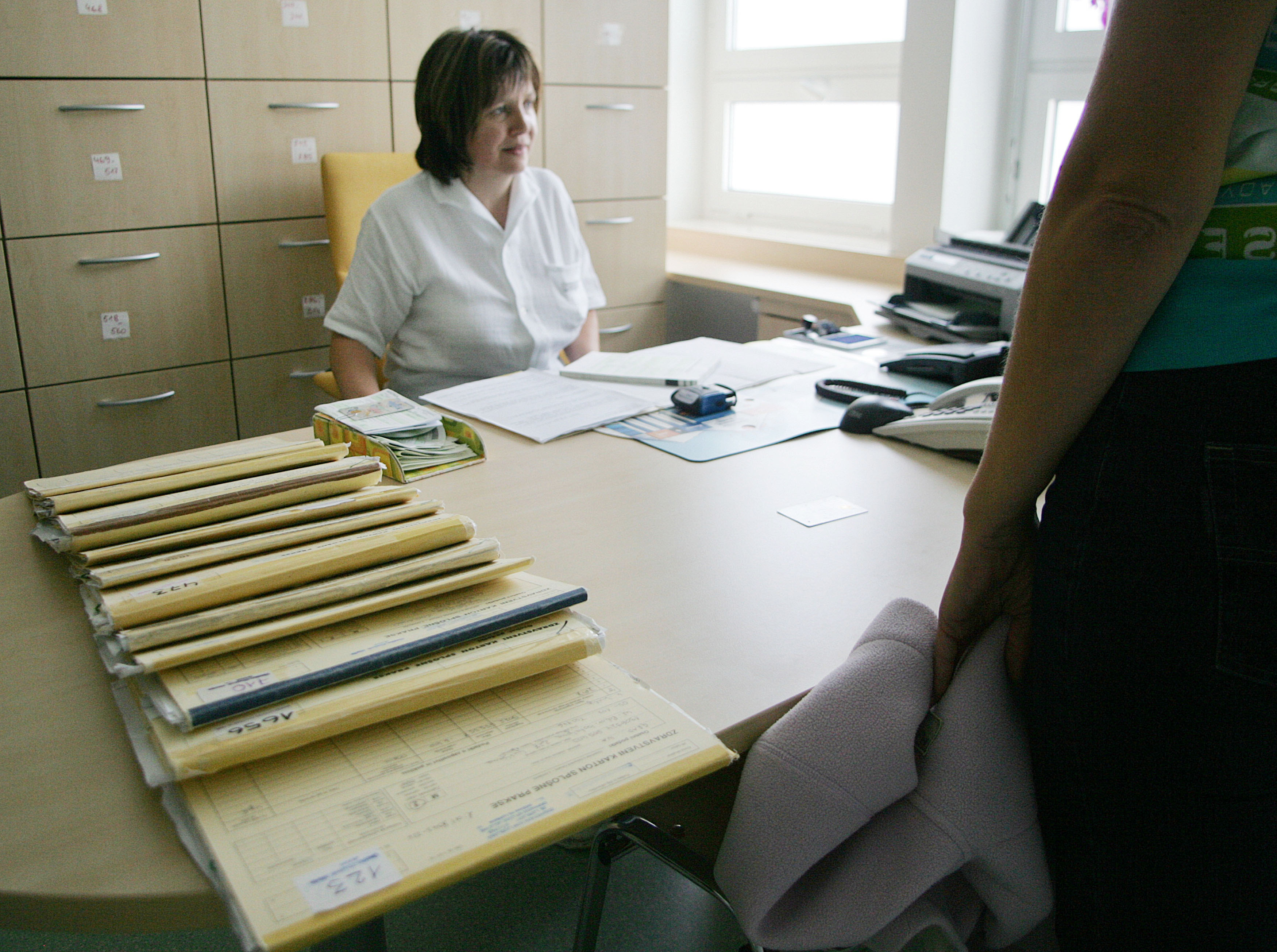 zdravnica, ambulanta, papirji
