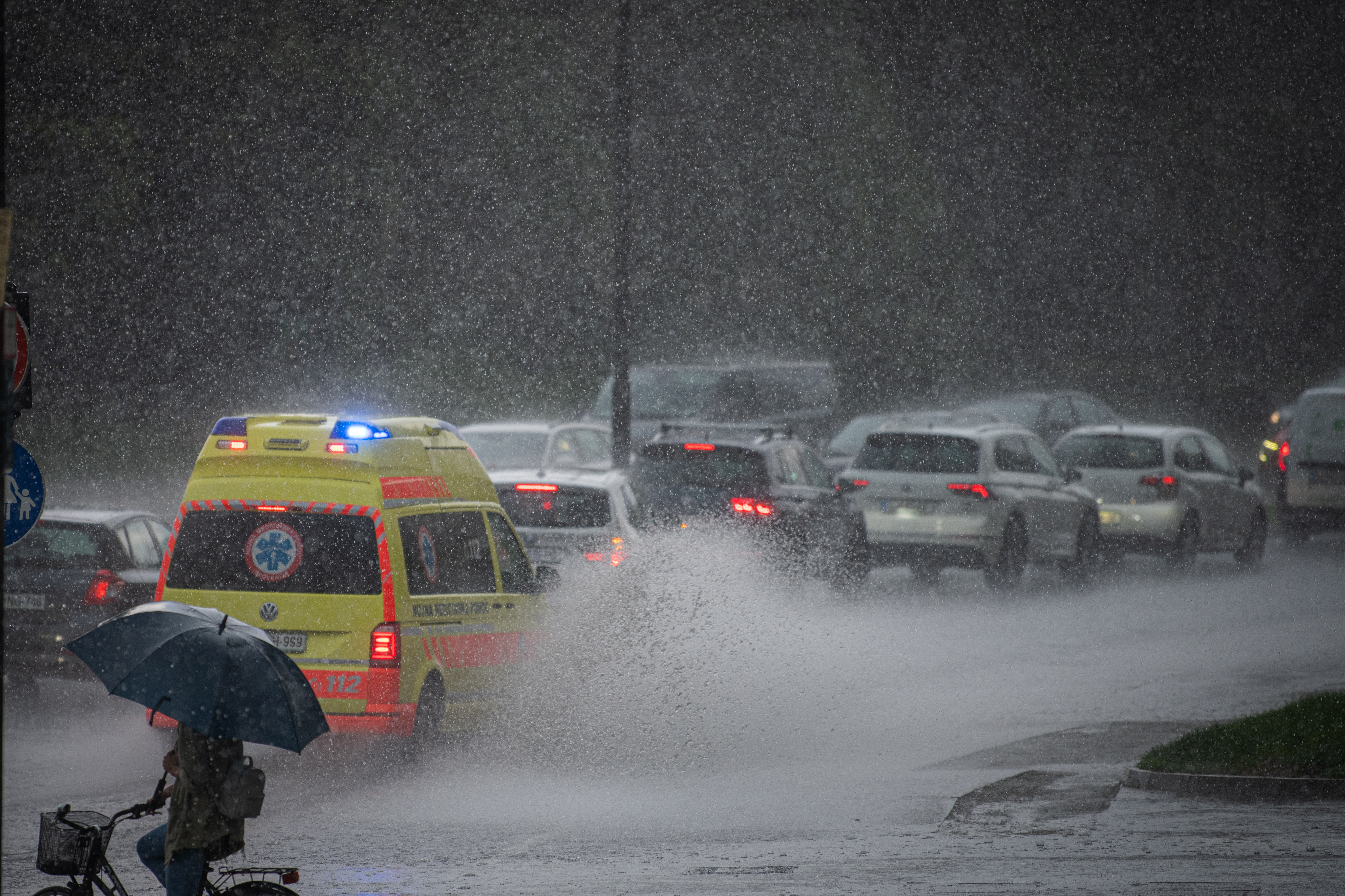 nevihta, dež, neurje, vreme, promet, zastoj, kolona