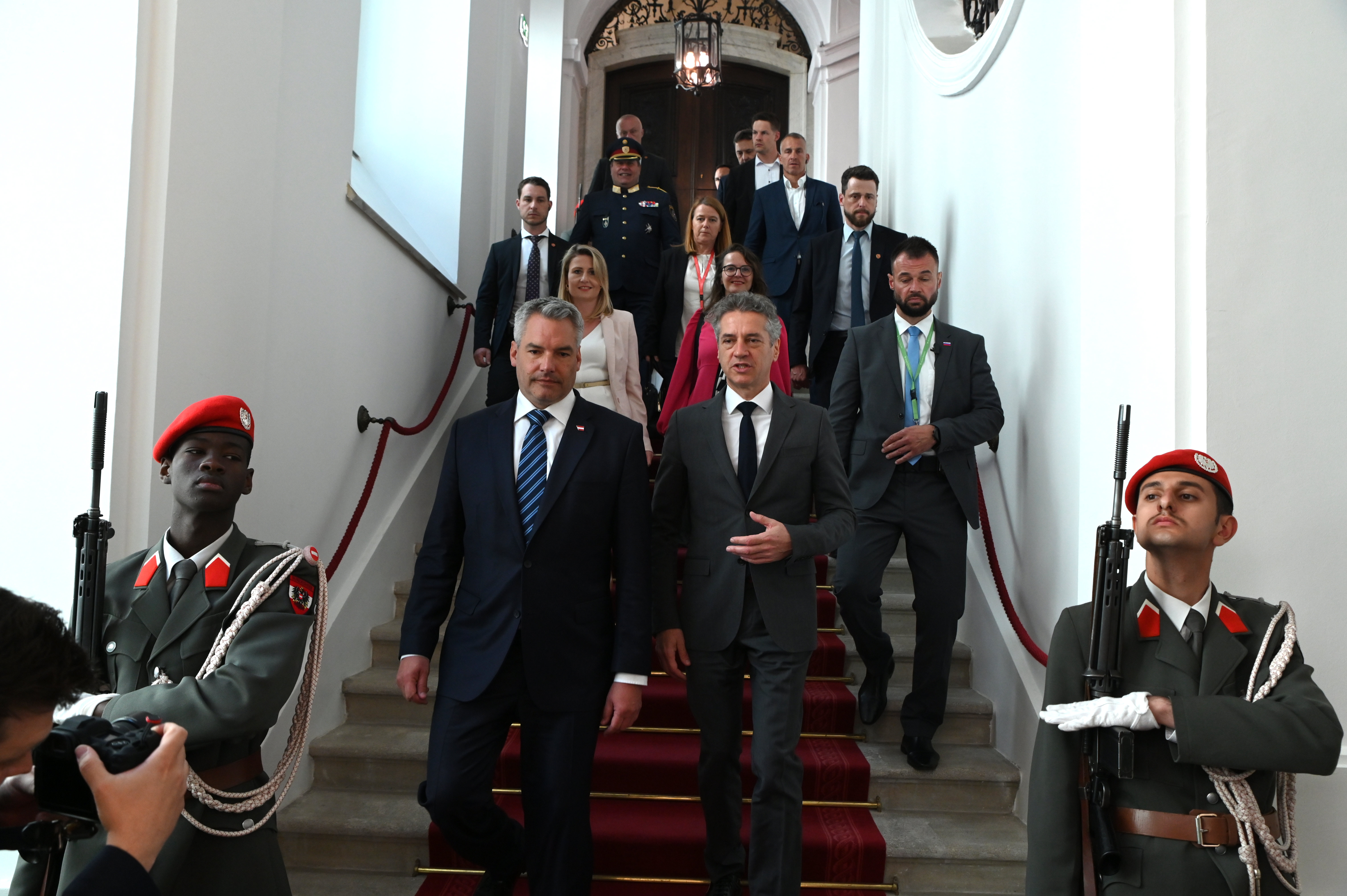 Slovenski premier Robert Golob in avstrijski kancler Karl Nehammer. (Foto: Žiga Živulović jr./BOBO)