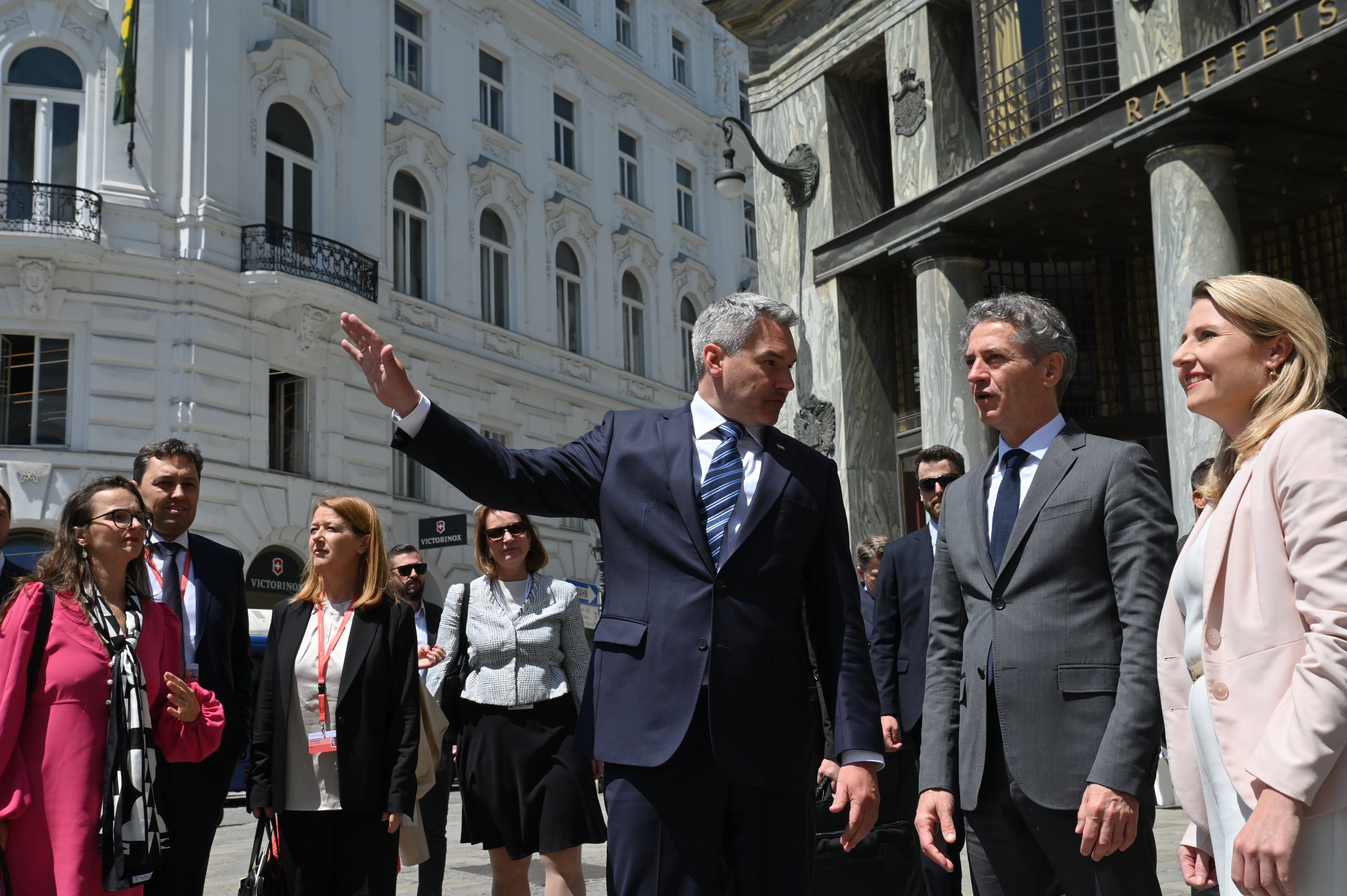 Slovenski premier Robert Golob in avstrijski kancler Karl Nehammer.