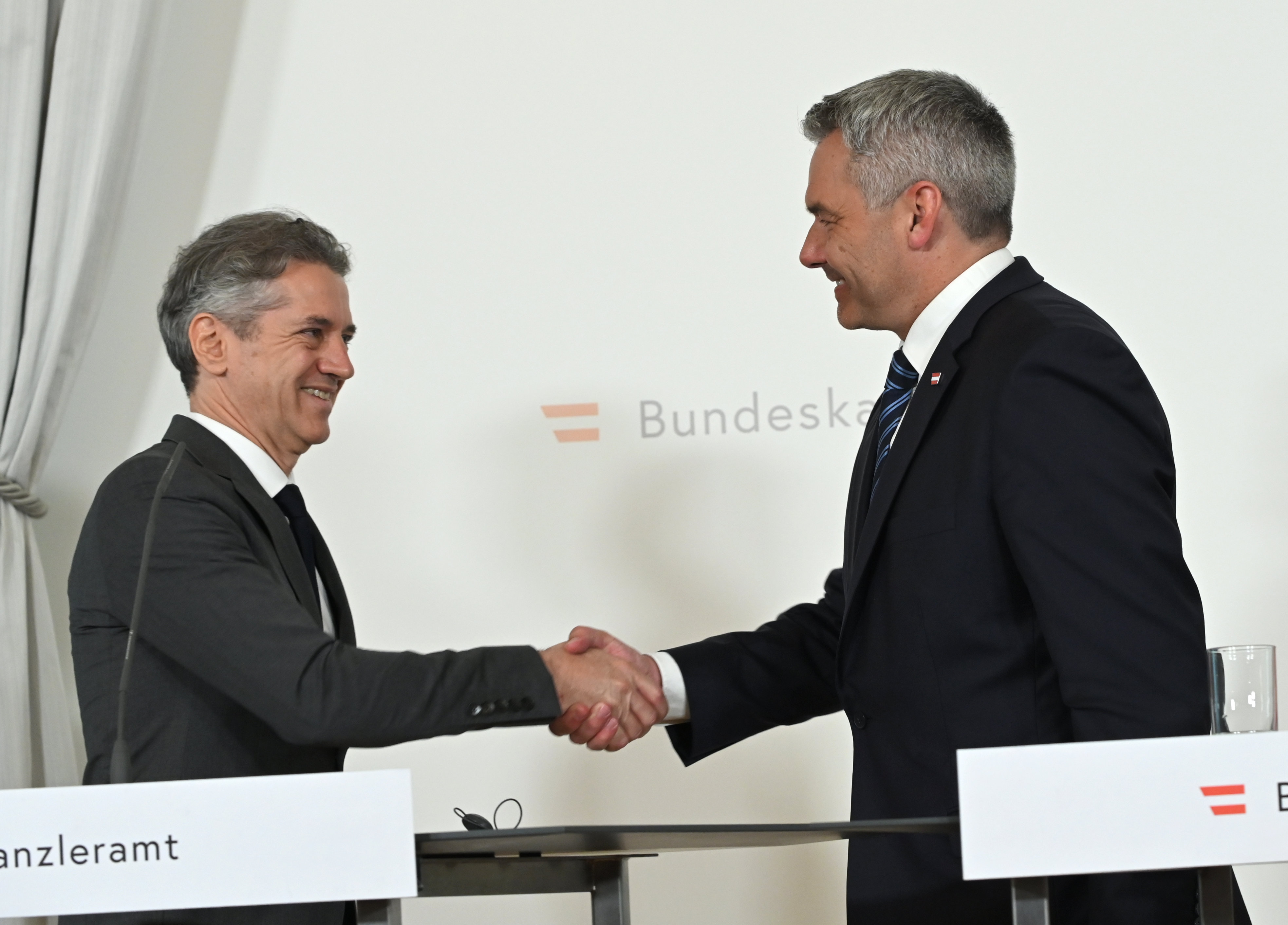 Slovenski premier Robert Golob in avstrijski kancler Karl Nehammer.