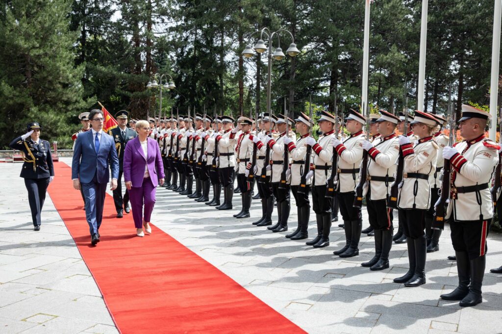 1686676231-thumbnail_Sprejem-predsednice-Pirc-Musar-z-vojaskimi-castmi-1024x682.jpg