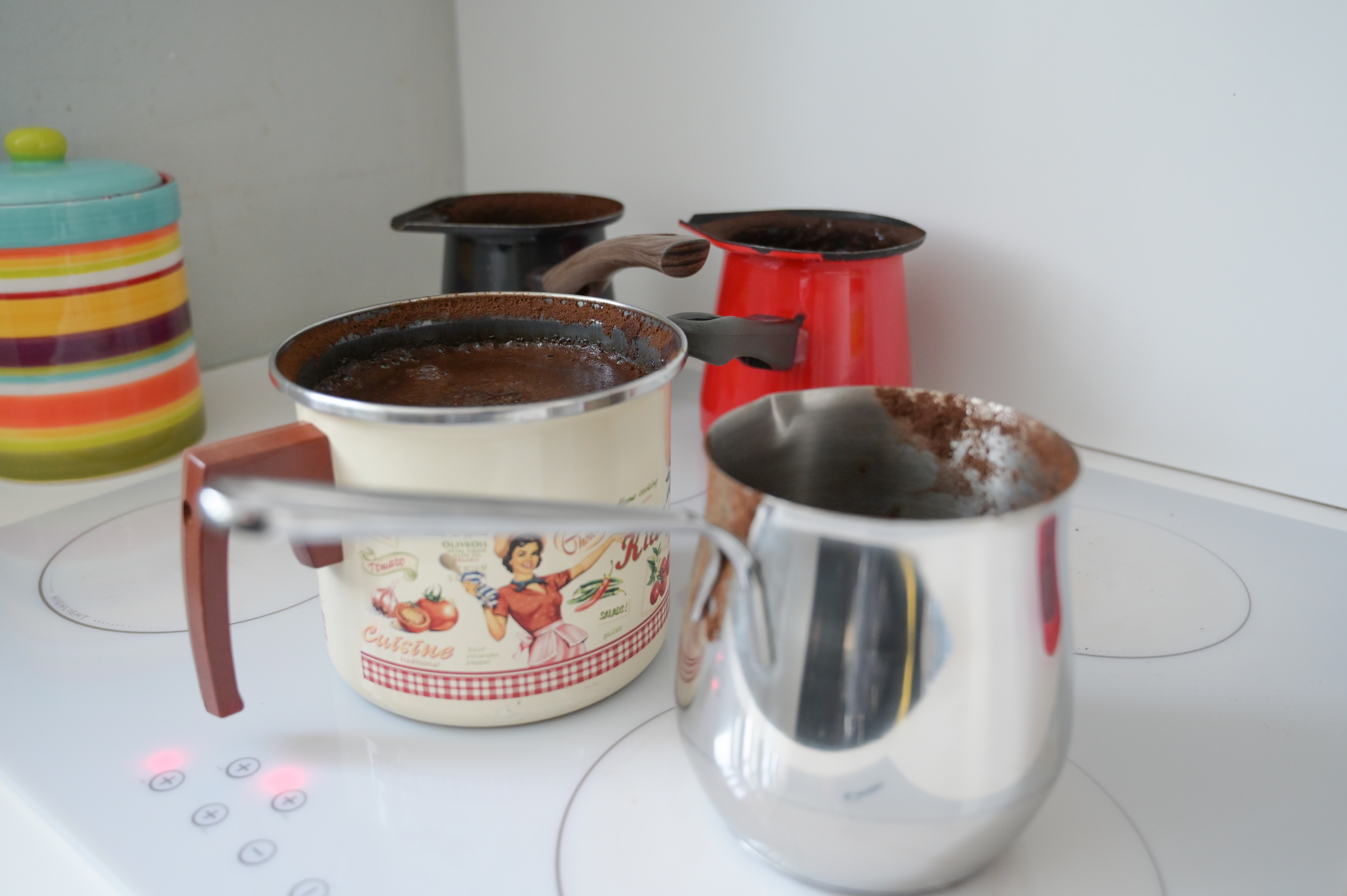 Dan se tudi v naši redakciji začne s kavo. (Foto: Denis Sadiković/N1)