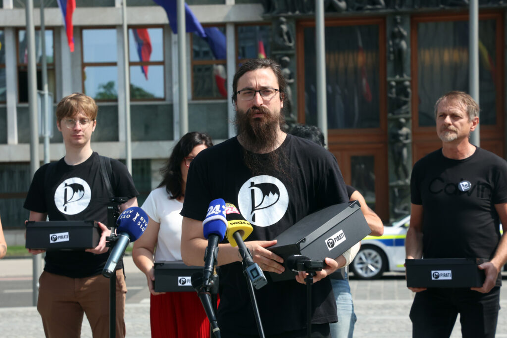 1687253872-Novinarska-konferenca-Piratske-stranke-in-Levice-7-1024x683.jpg
