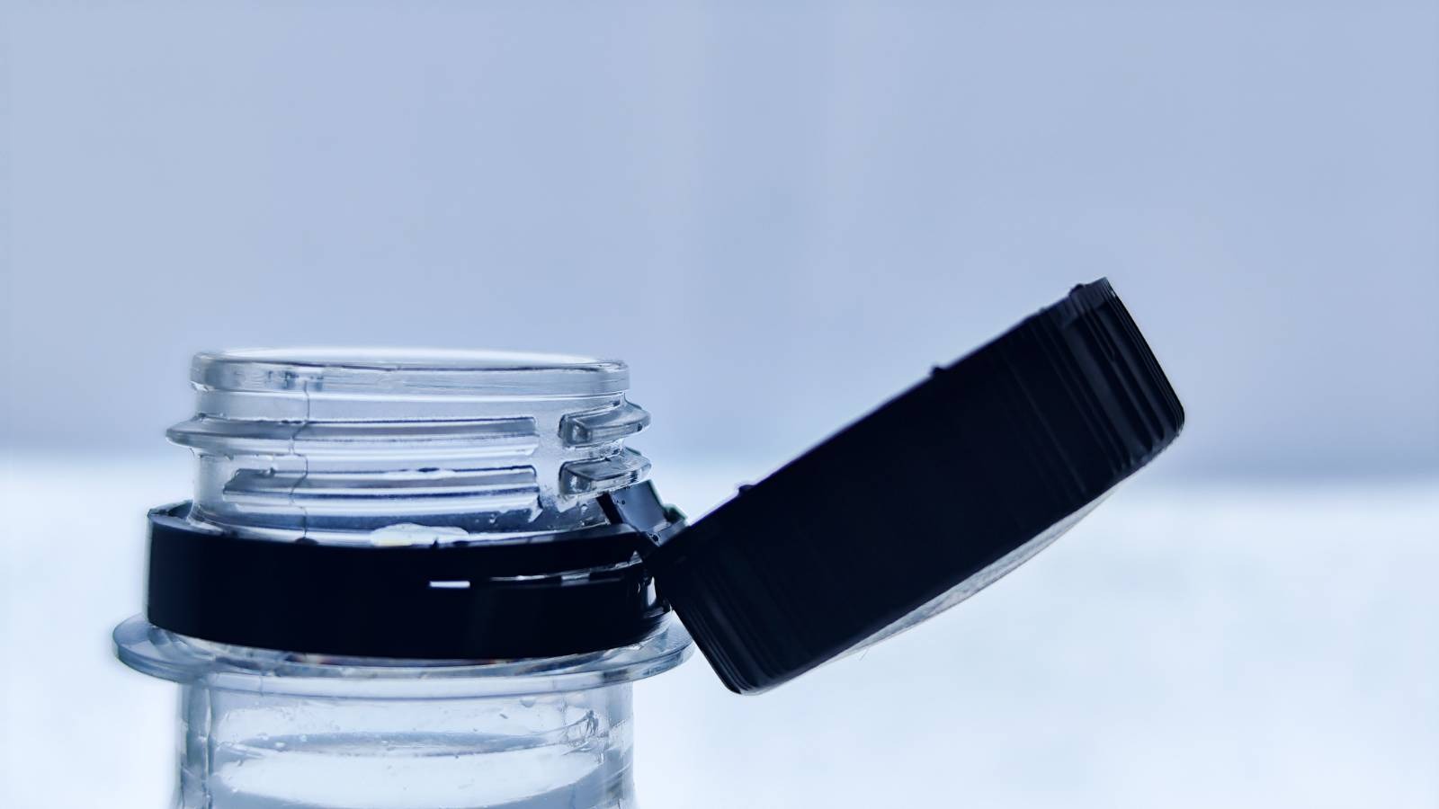 plastenka, pokrovček, pritrjeni