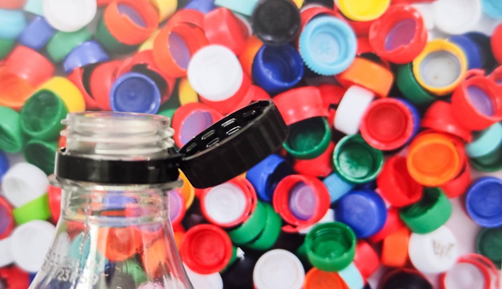 plastični zamaški, pritrjeni, plastika, mikroplastika