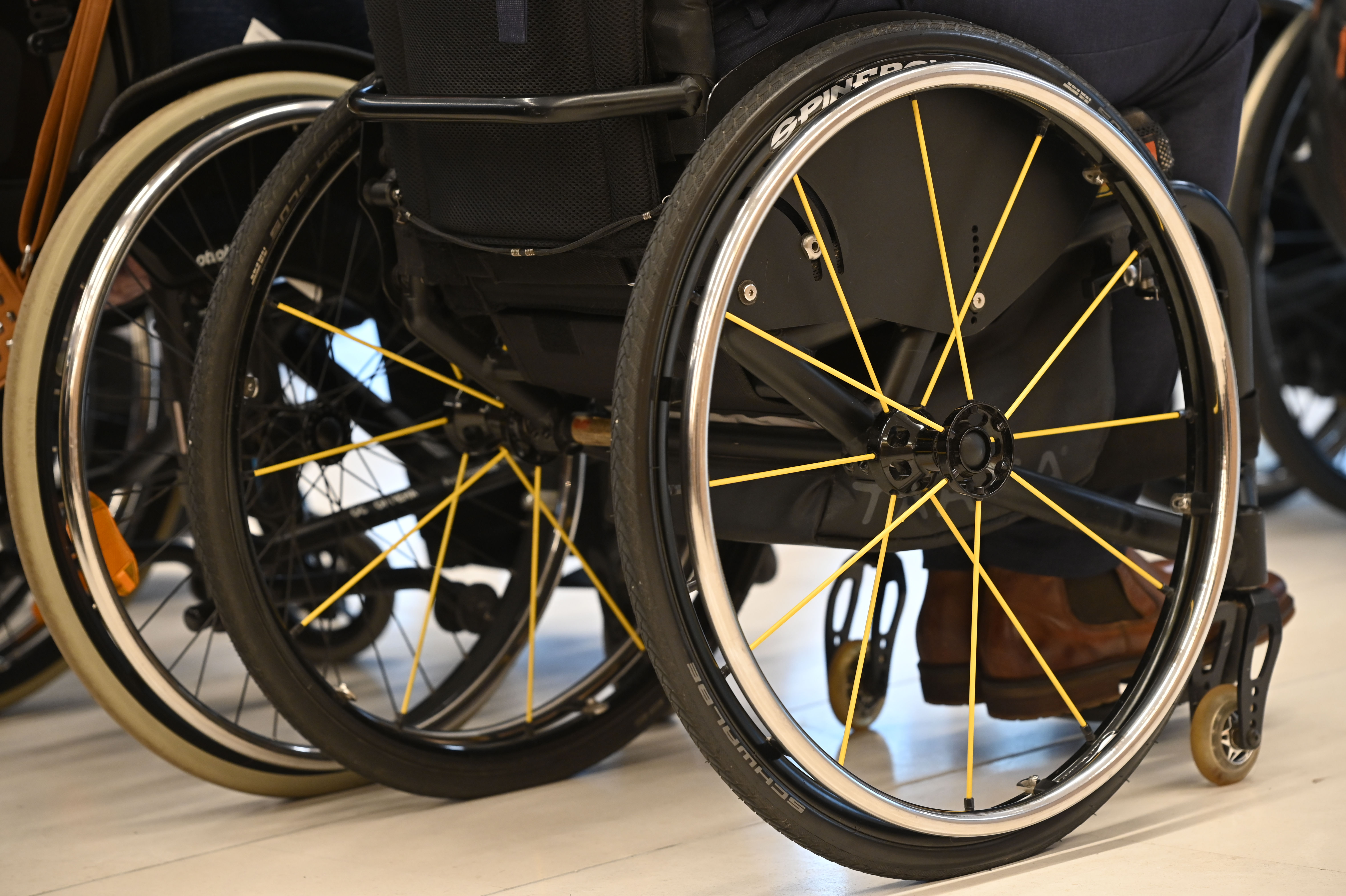 oseba na invalidskem vozičku