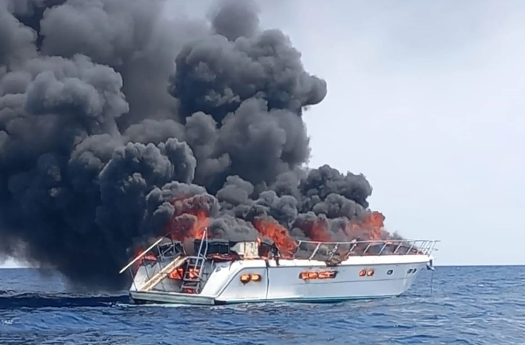 jahta, ogenj, Hrvaška, Korčula, požar