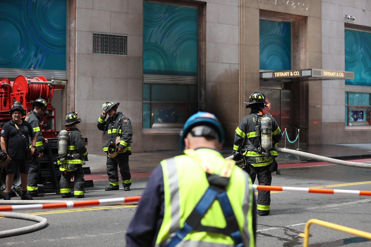 trgovina Tiffany & Co v plamenih