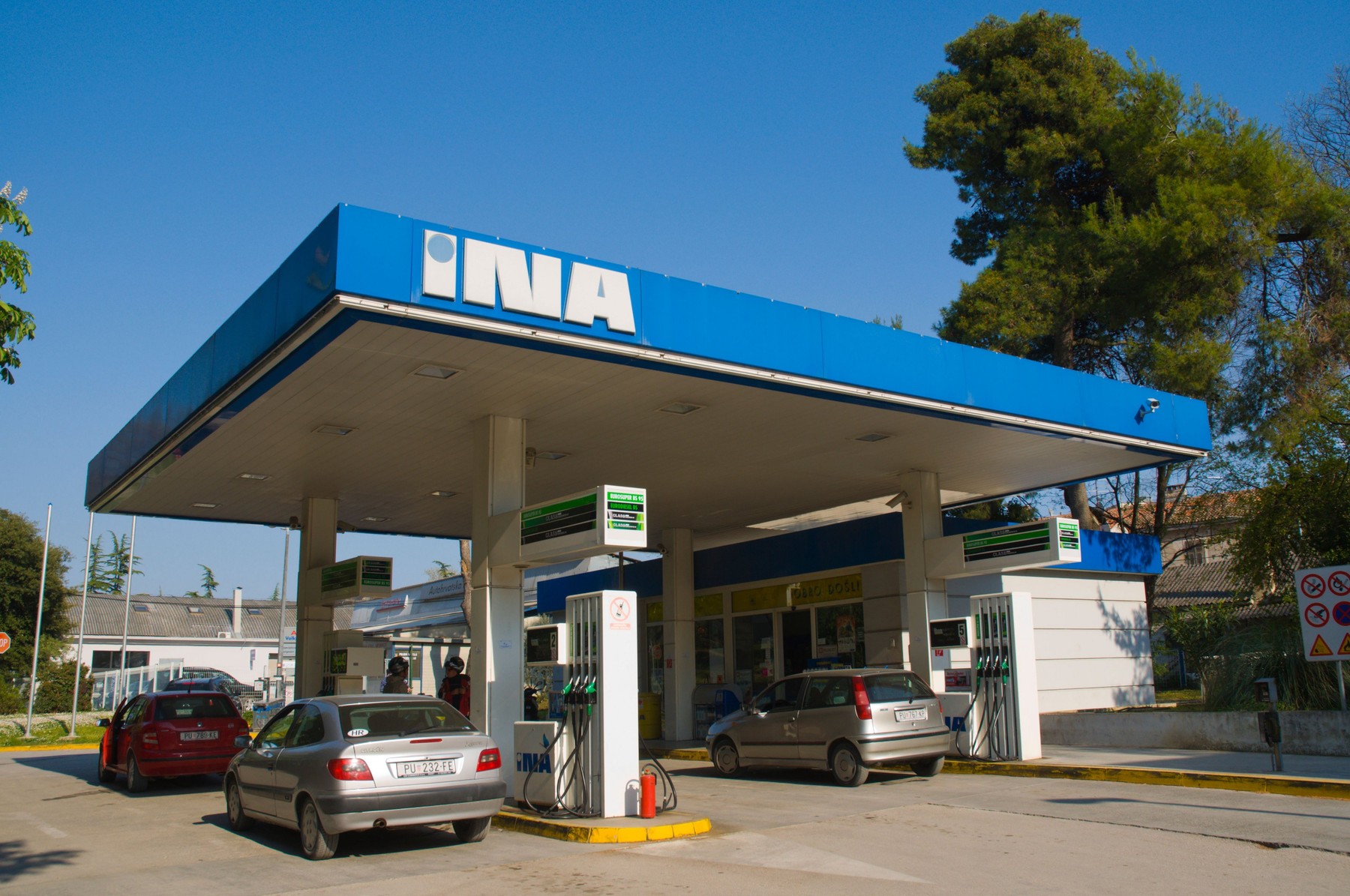 bencinski servis, ina