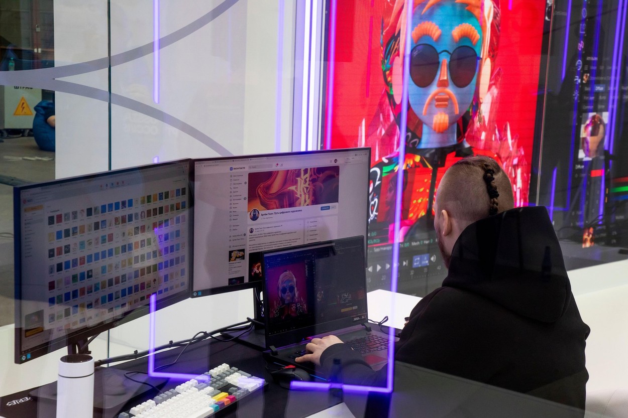 digital,zaposleni,mladi,delavci,kadri,ekratn,tenhologija,oči,slušalke,elektronika