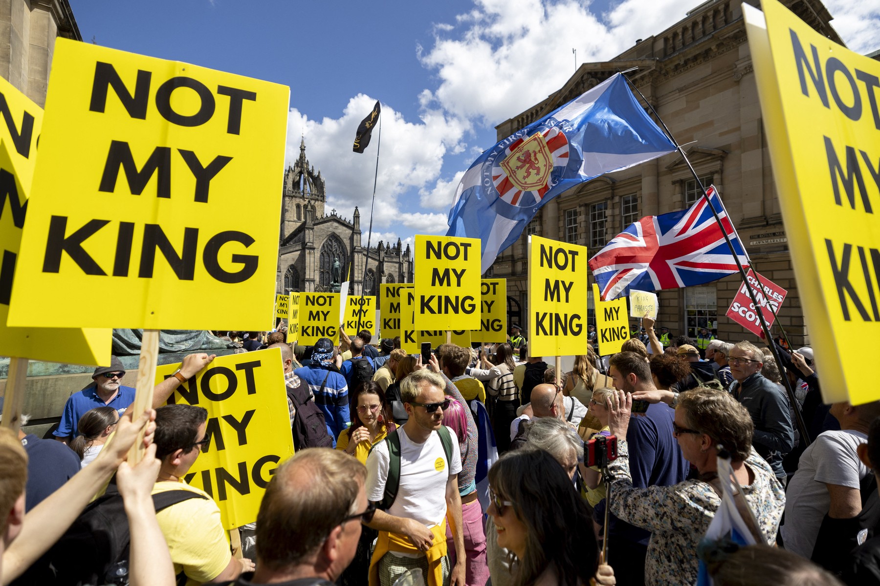 Karel III., kronanje, Edinburgh, protest