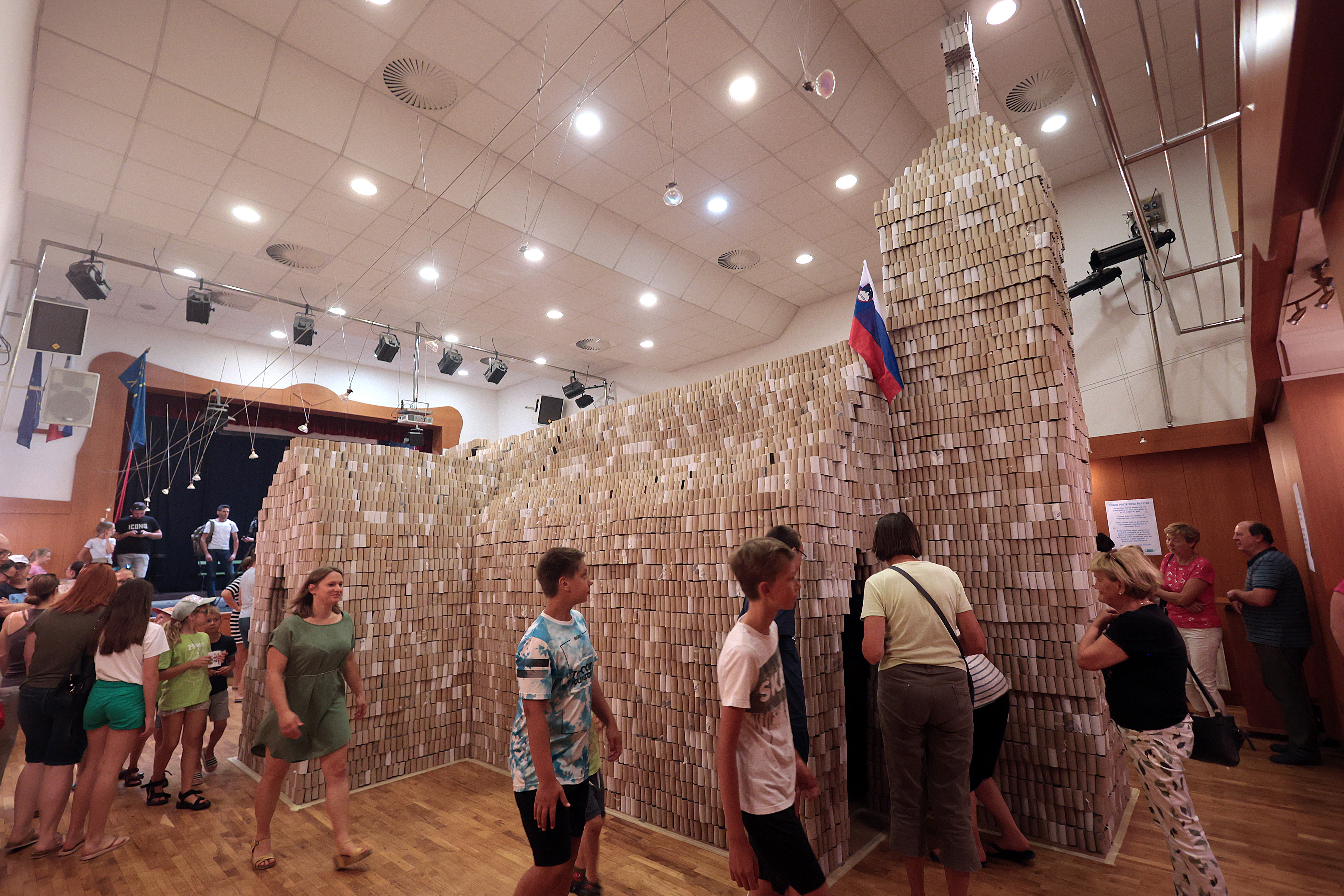 Najveèja skulptura na svetu iz odpadnih WC rolic