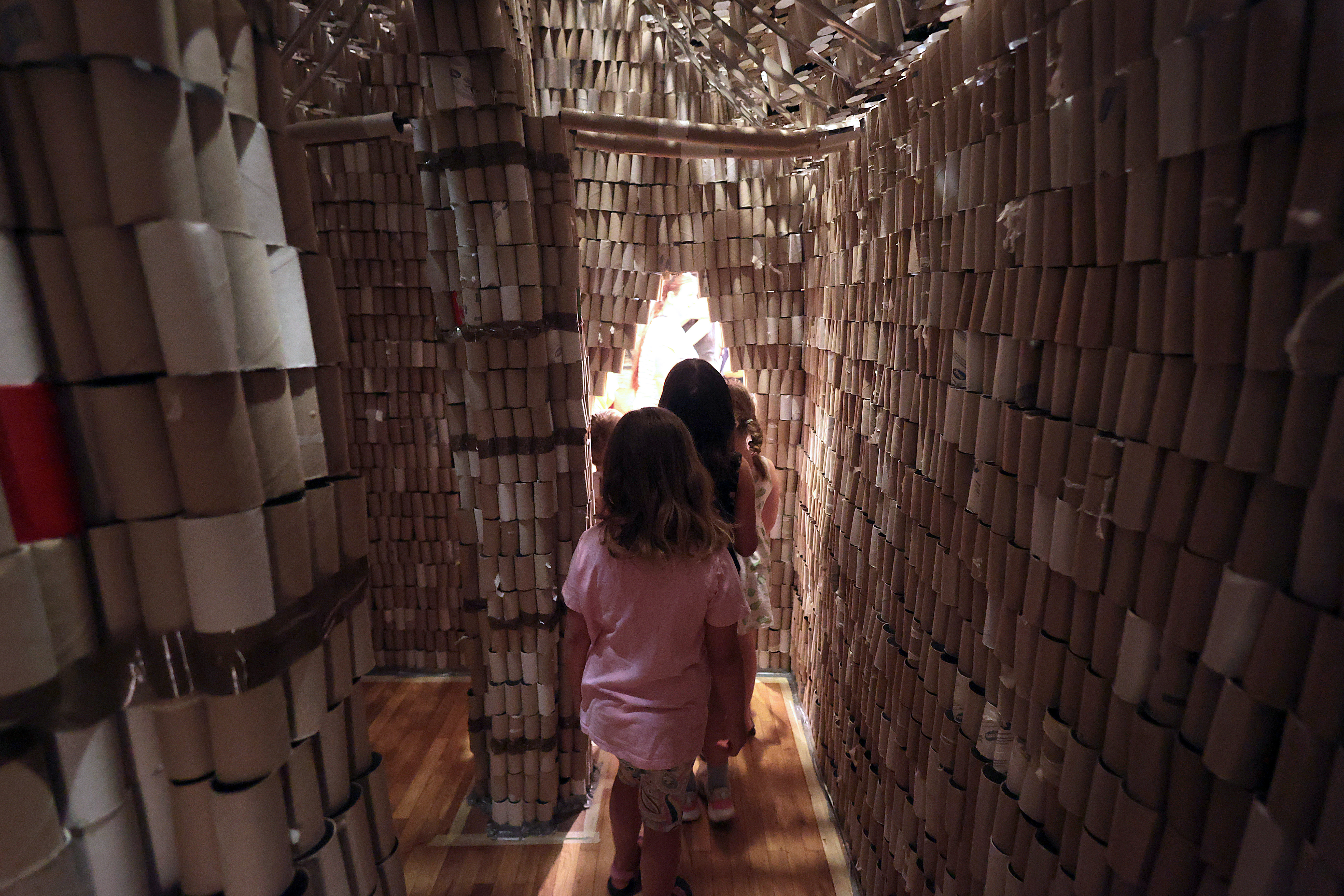 Najveèja skulptura na svetu iz odpadnih WC rolic