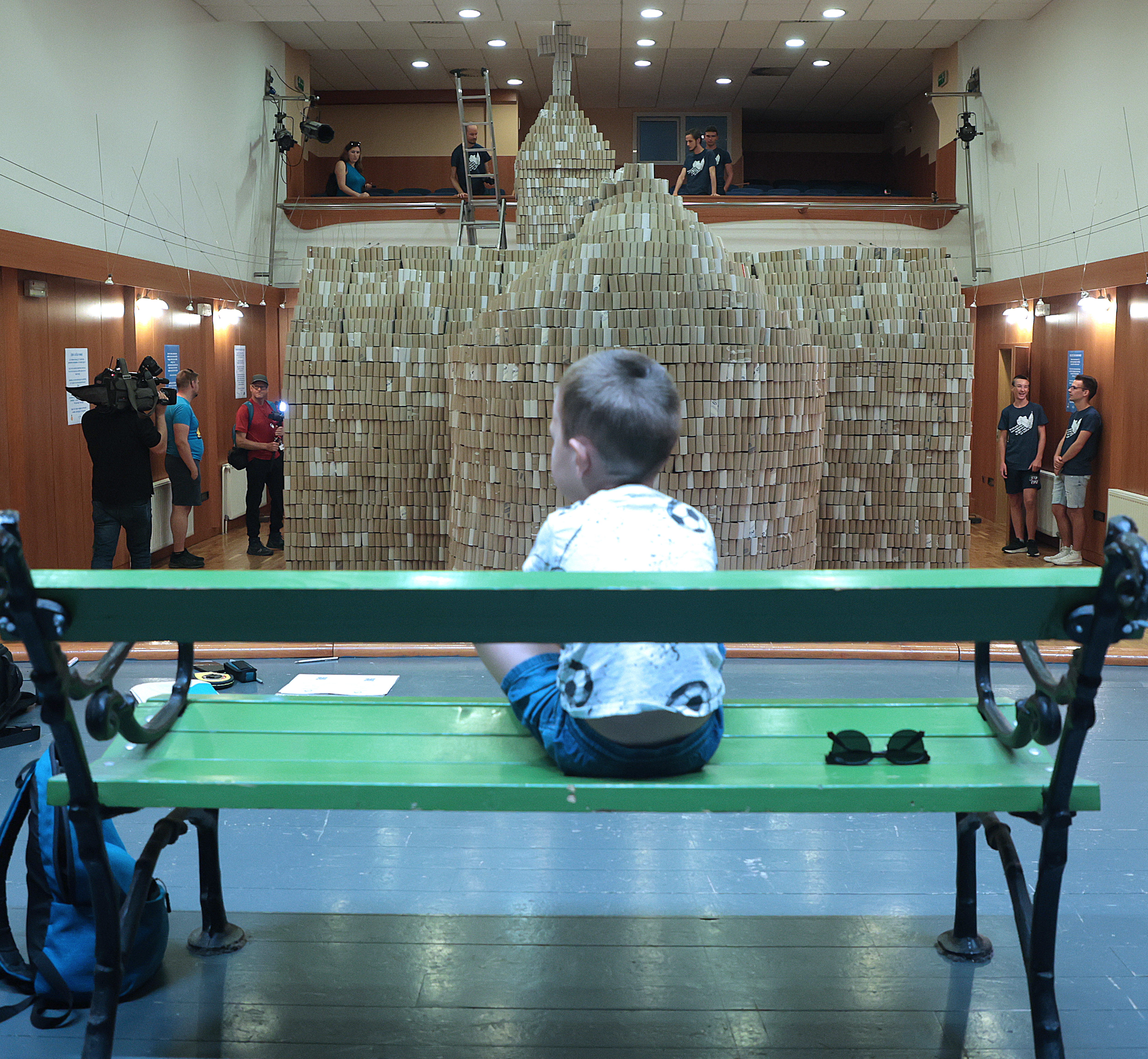 Najveèja skulptura na svetu iz odpadnih WC rolic