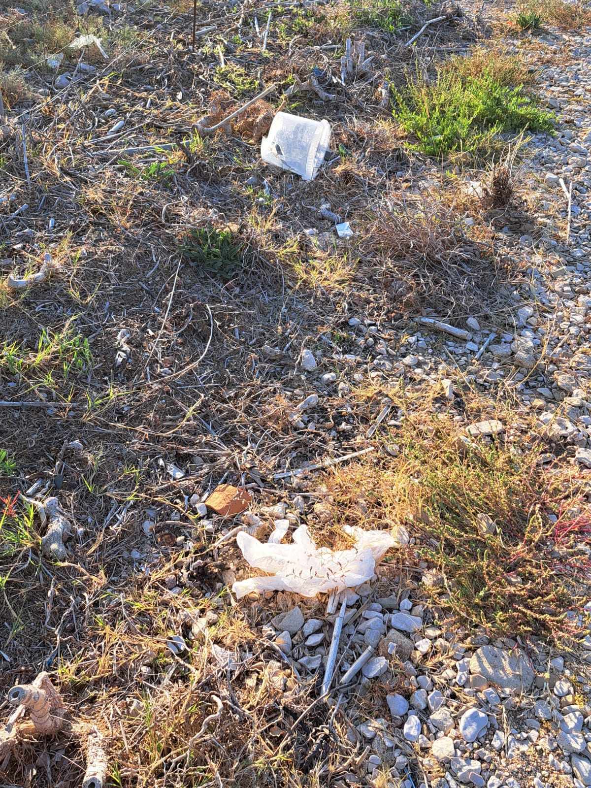 Smeti na Pagu, hrvaška, plaža