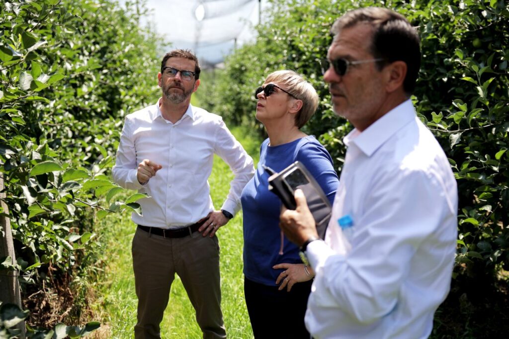 1689694970-Predsednica-si-je-ogledala-tudi-sadovnjake-1024x682.jpg